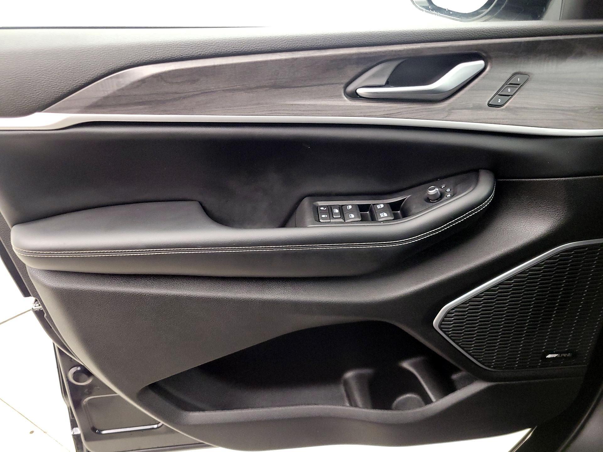 Thumbnail: 2023 Jeep Grand Cherokee - 12