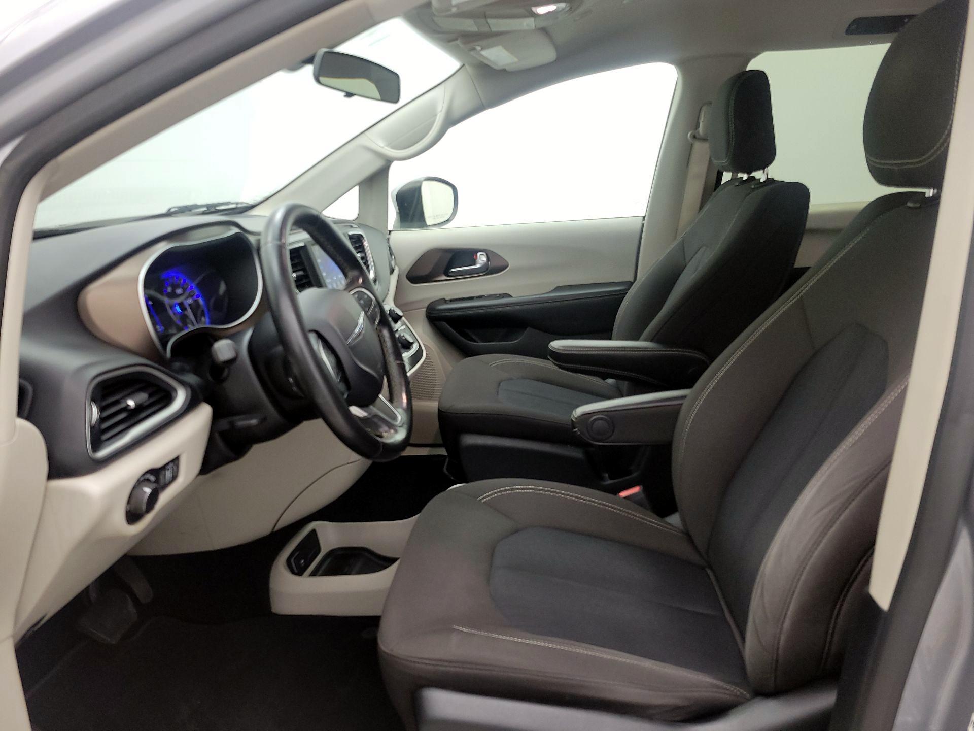 Thumbnail: 2020 Chrysler Voyager - 11