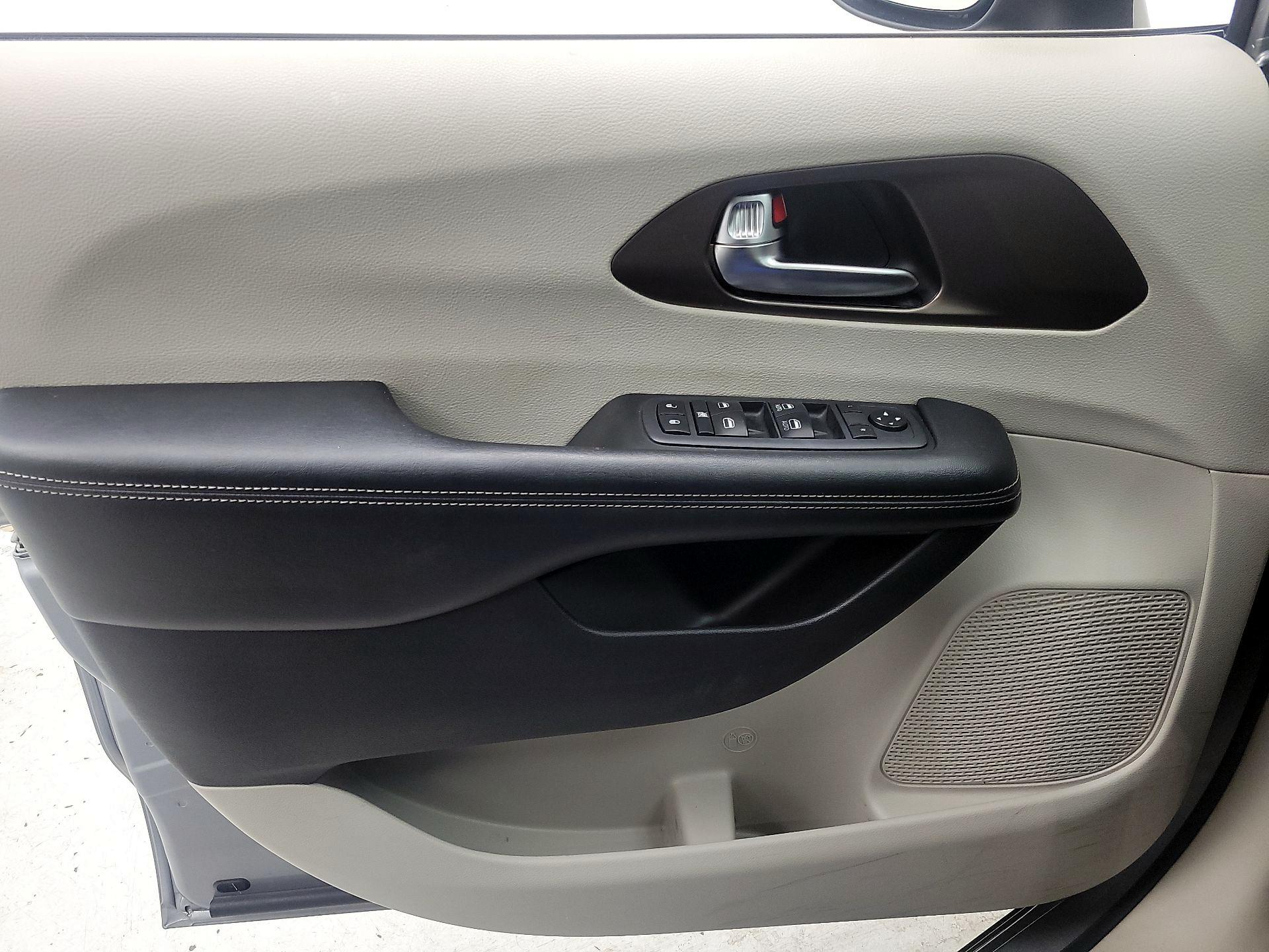 Thumbnail: 2020 Chrysler Voyager - 12