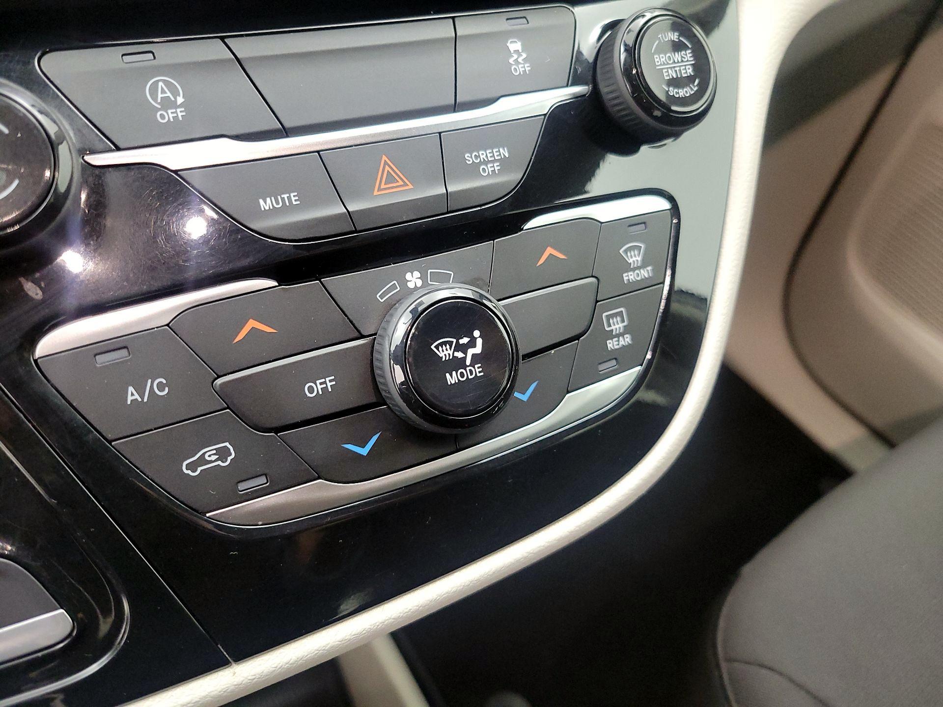 Thumbnail: 2020 Chrysler Voyager - 16