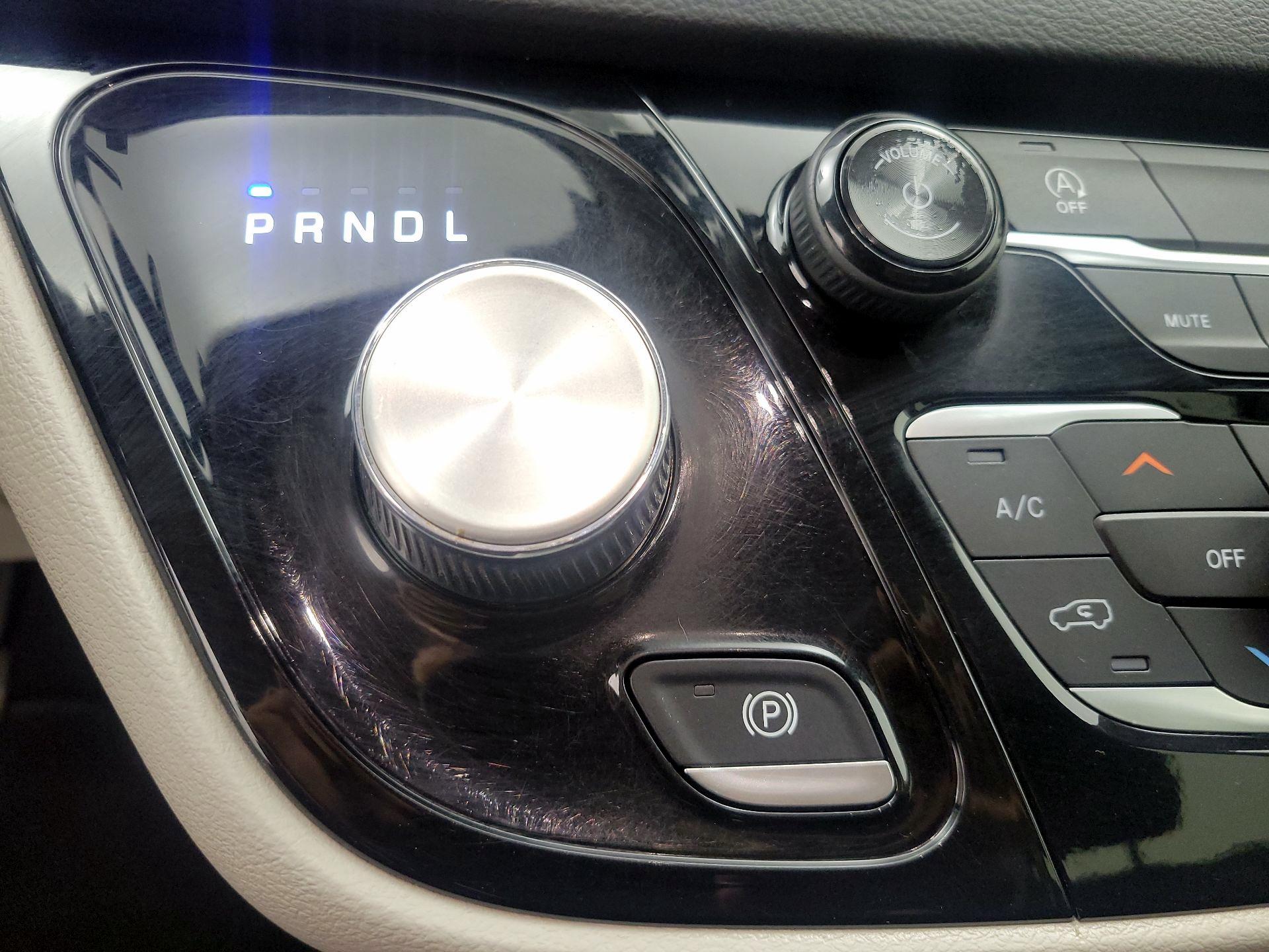 Thumbnail: 2020 Chrysler Voyager - 17