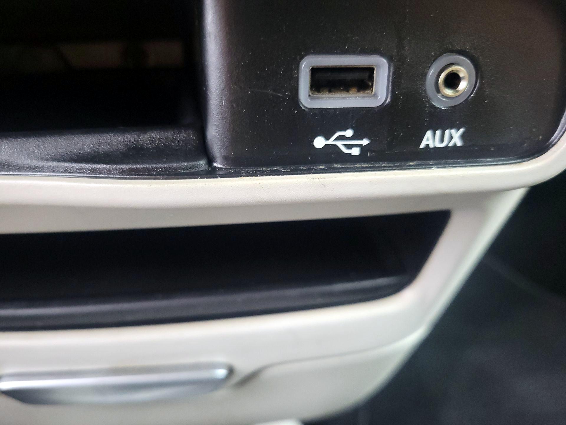 Thumbnail: 2020 Chrysler Voyager - 18