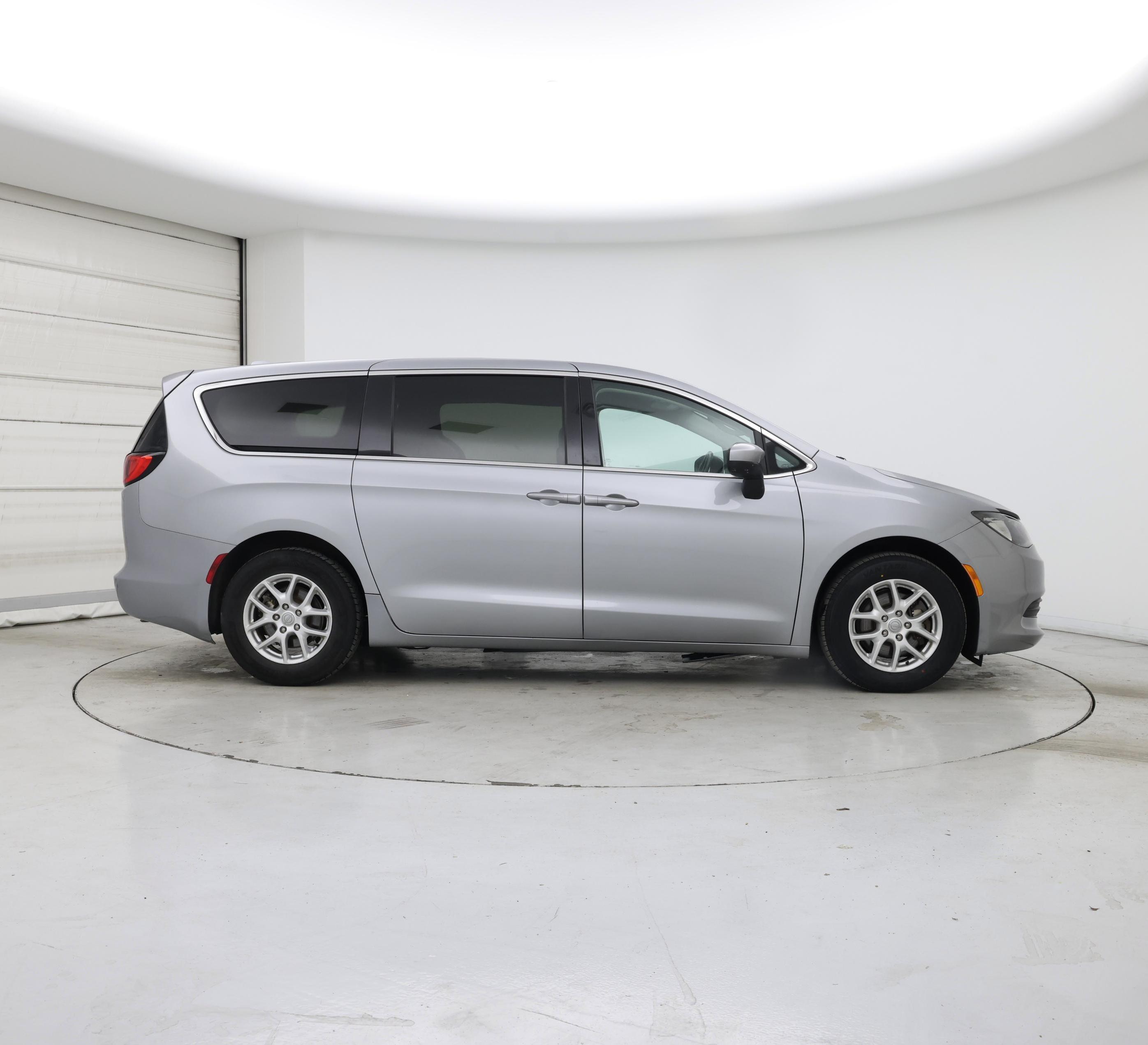 Thumbnail: 2020 Chrysler Voyager - 7