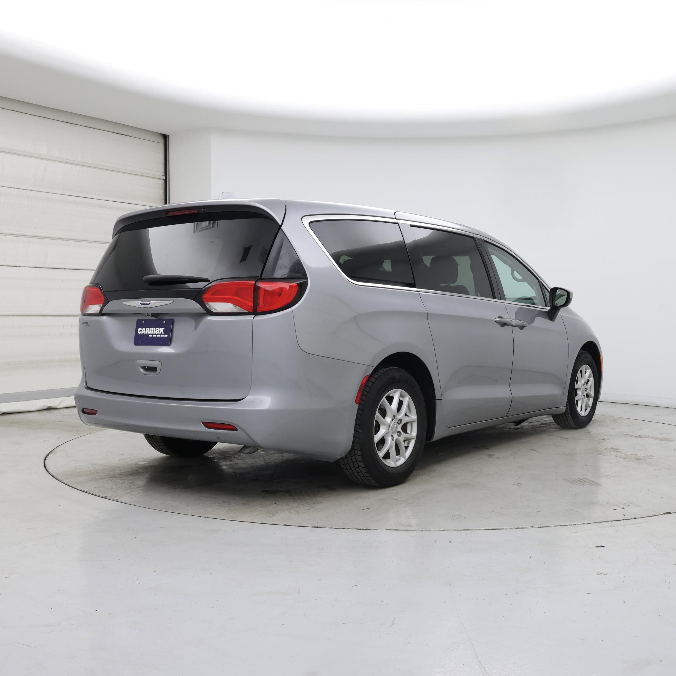 Thumbnail: 2020 Chrysler Voyager - 8