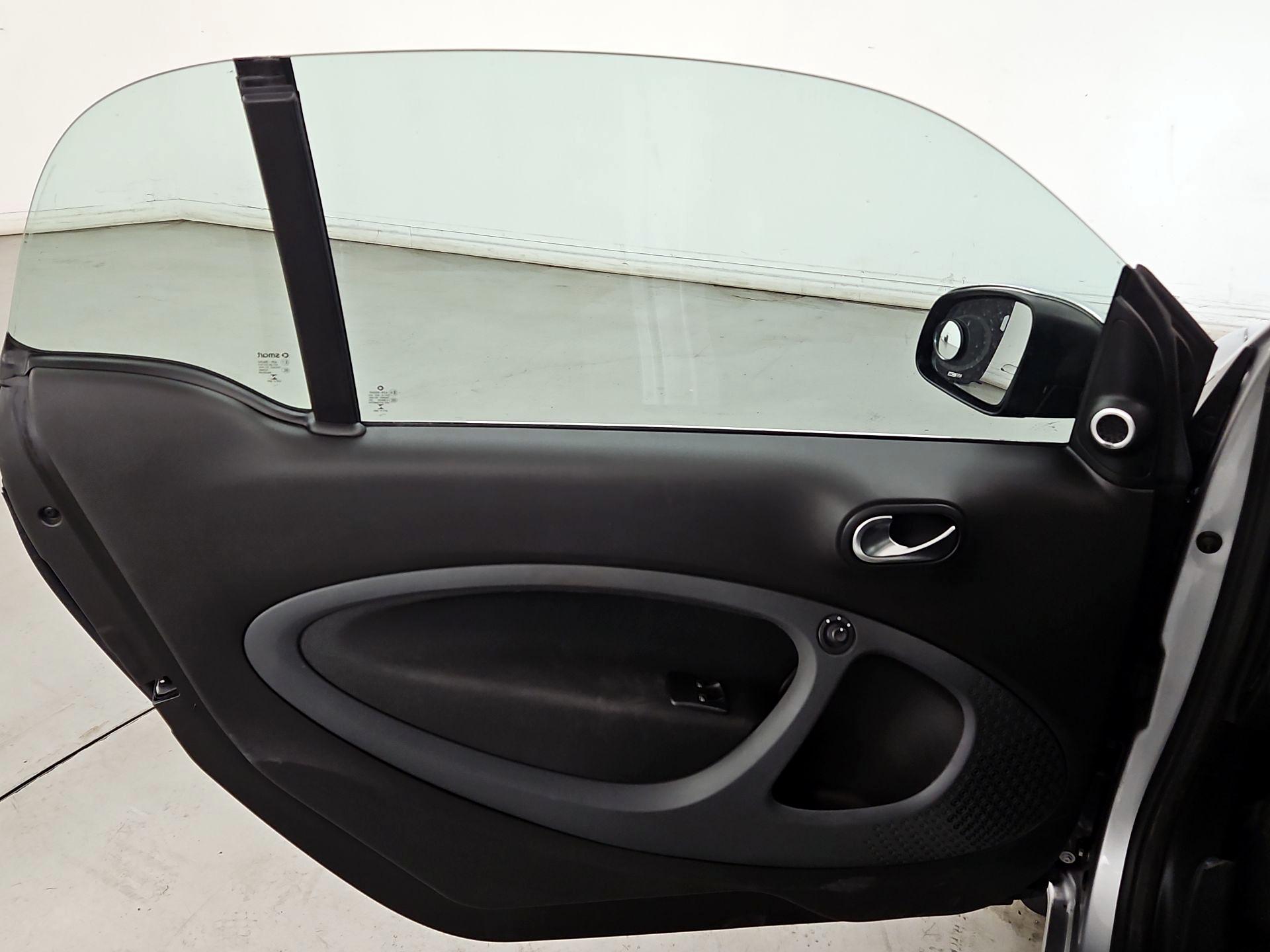Thumbnail: 2016 smart fortwo - 12