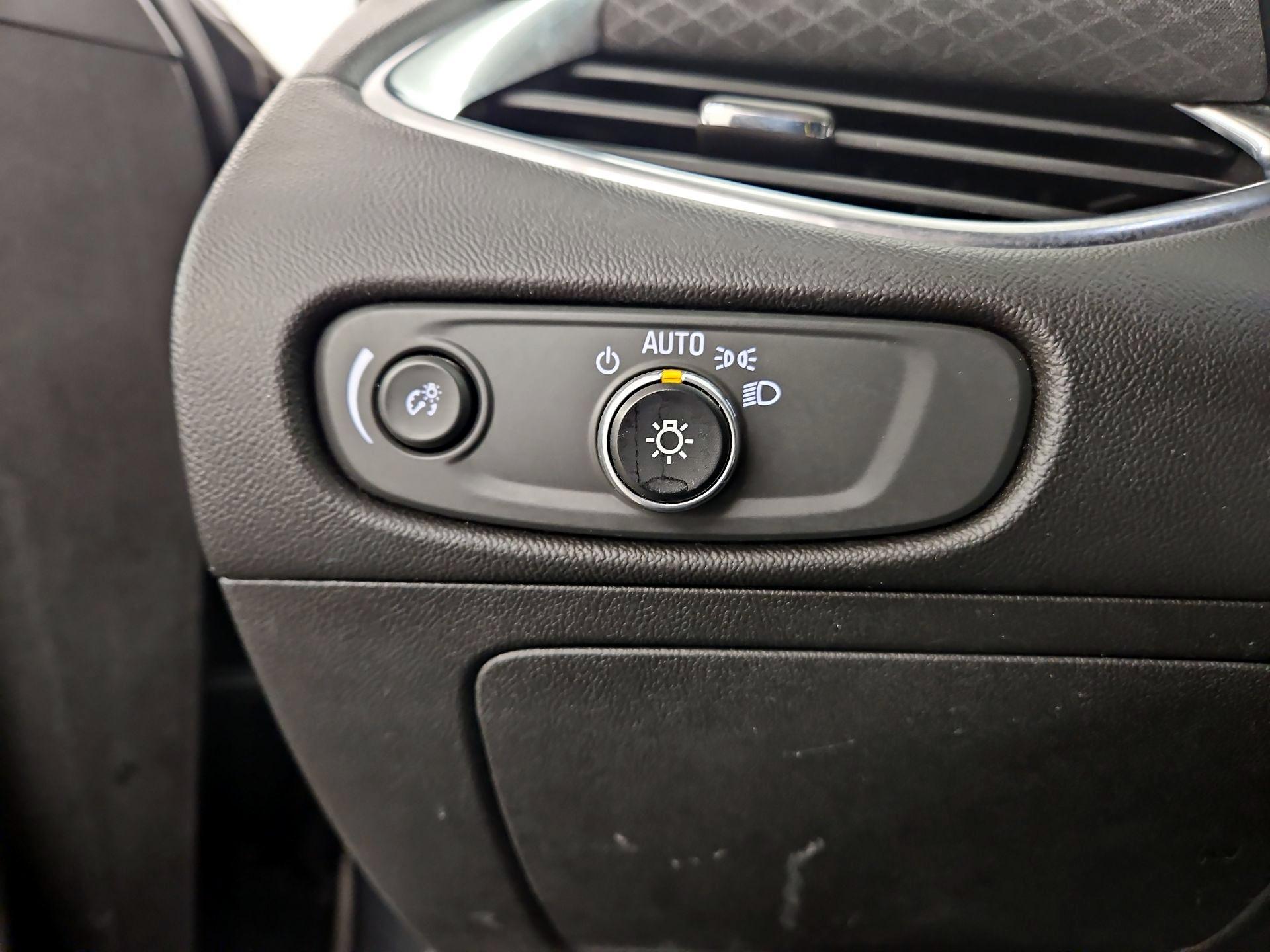 Thumbnail: 2016 Chevrolet Malibu - 13