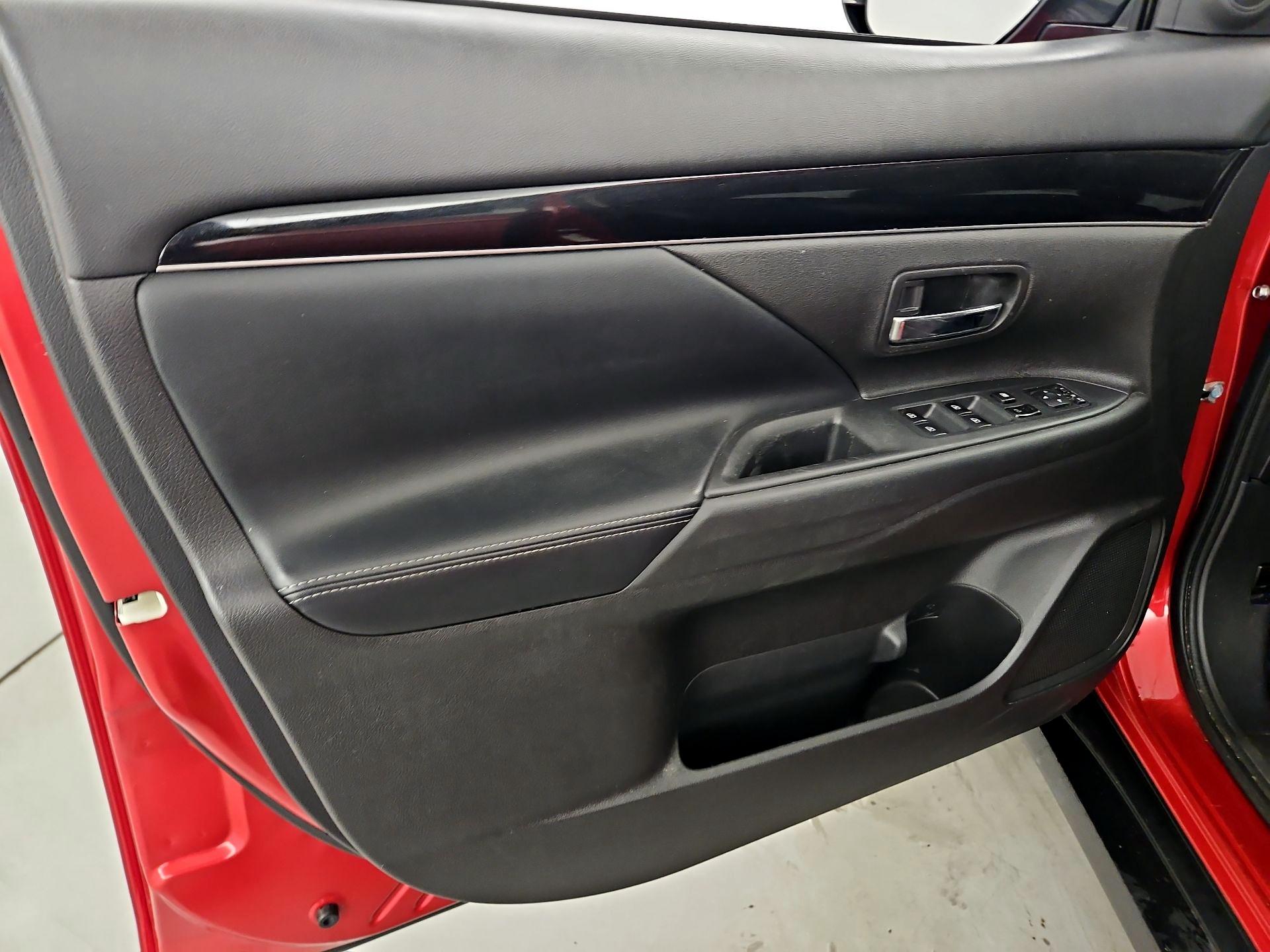 Thumbnail: 2019 Mitsubishi Outlander - 12