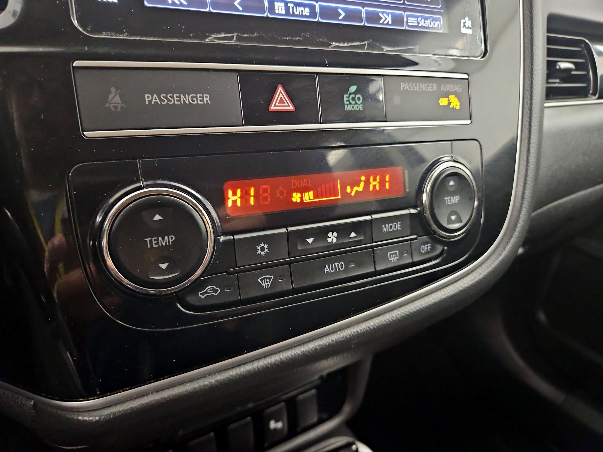 Thumbnail: 2019 Mitsubishi Outlander - 16