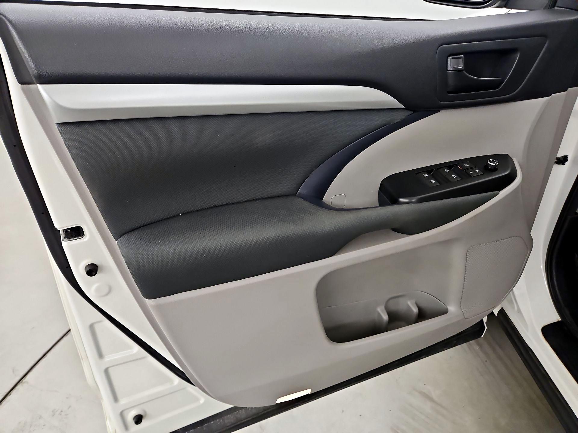 Thumbnail: 2015 Toyota Highlander - 12