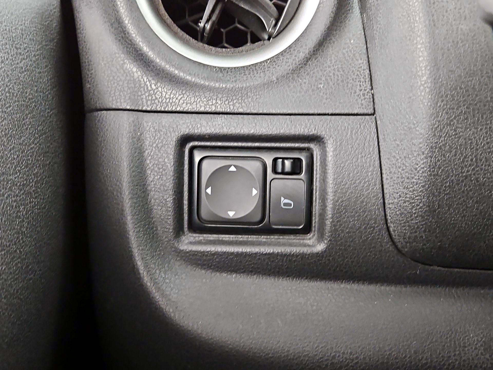 Thumbnail: 2015 Nissan Versa Note - 13