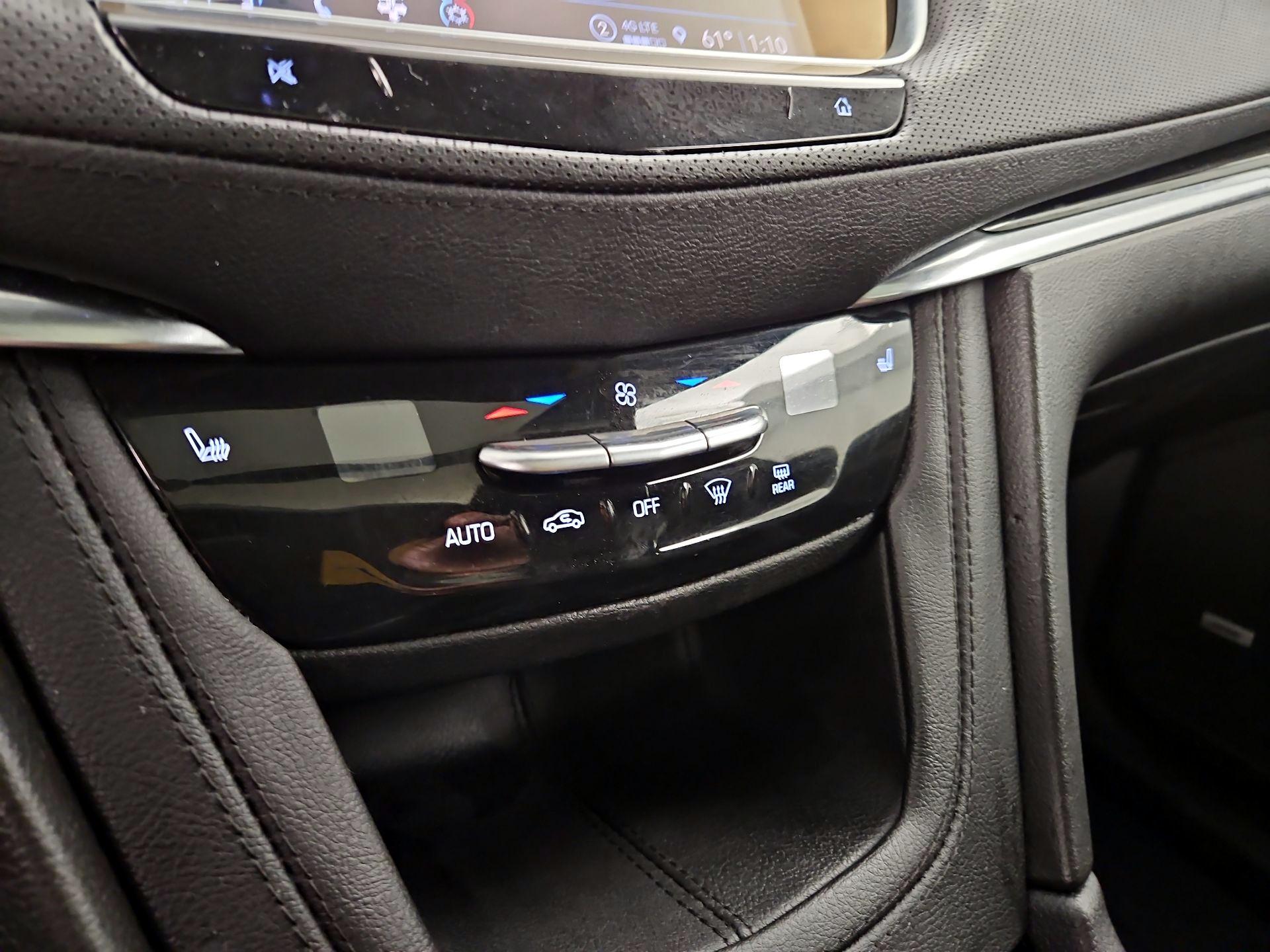Thumbnail: 2022 Cadillac XT6 - 16