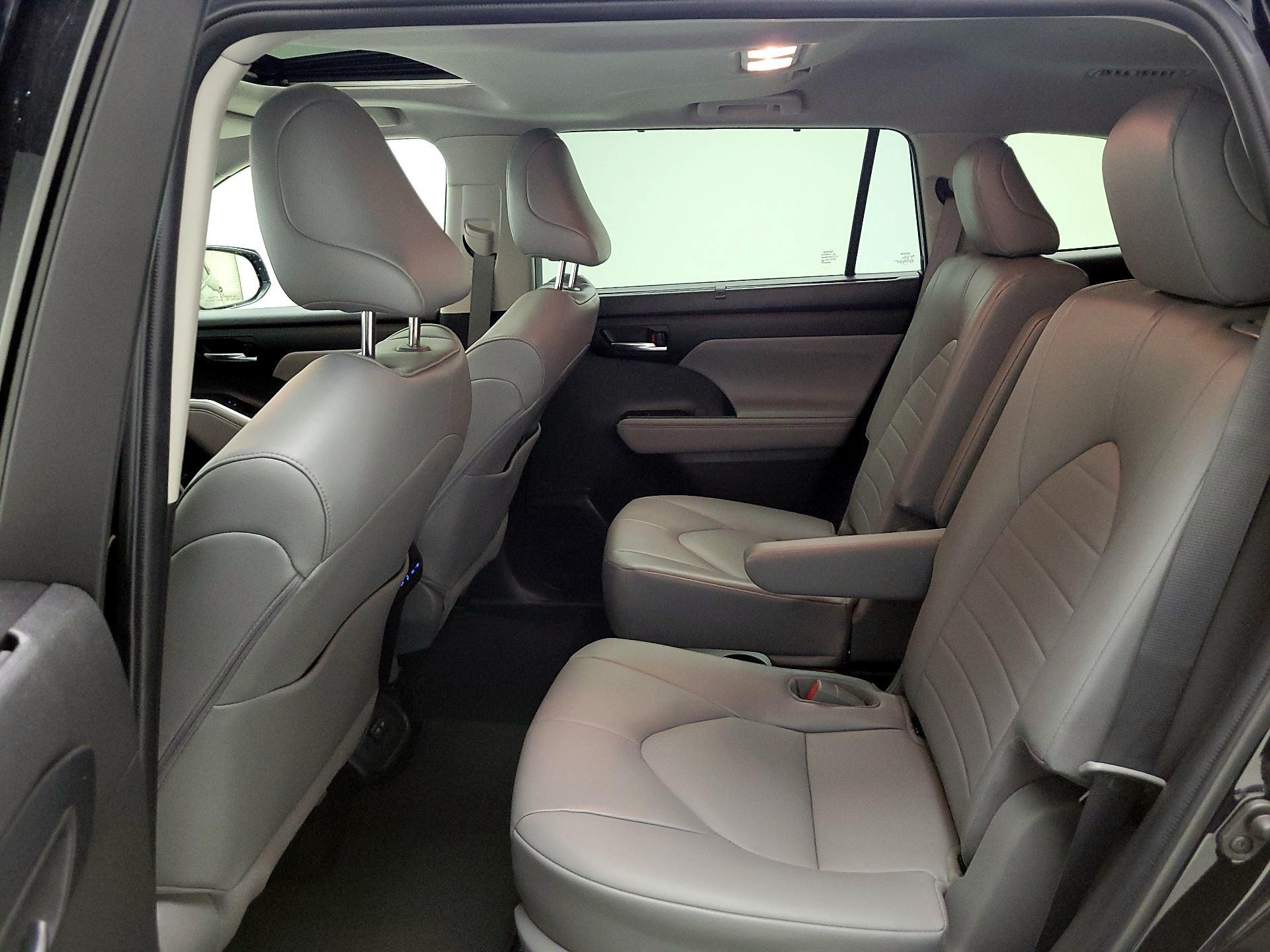 Thumbnail: 2022 Toyota Highlander - 20