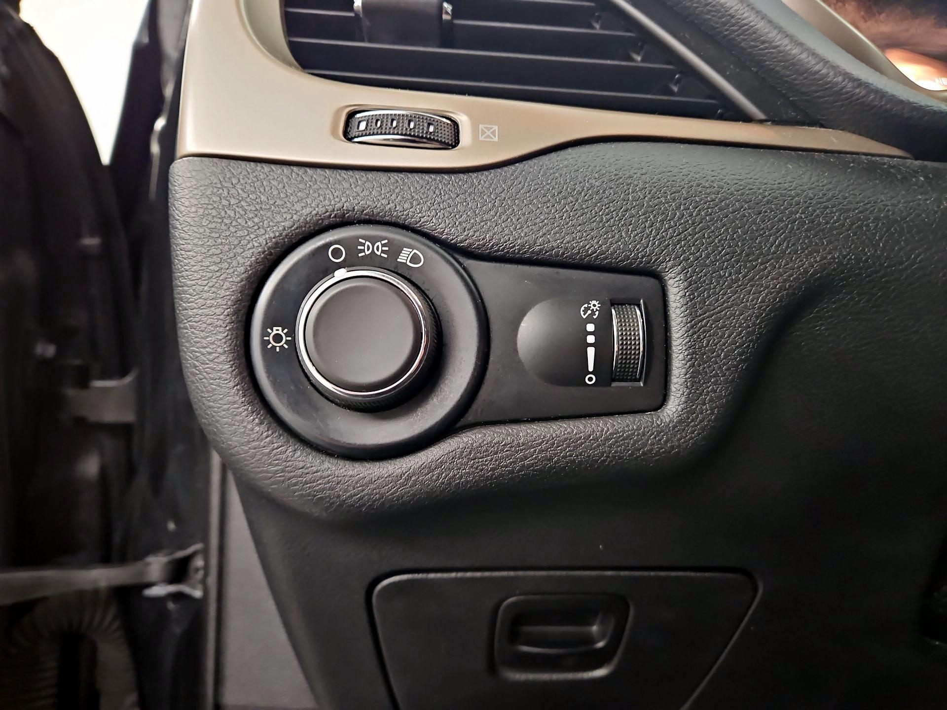Thumbnail: 2016 Jeep Cherokee - 13