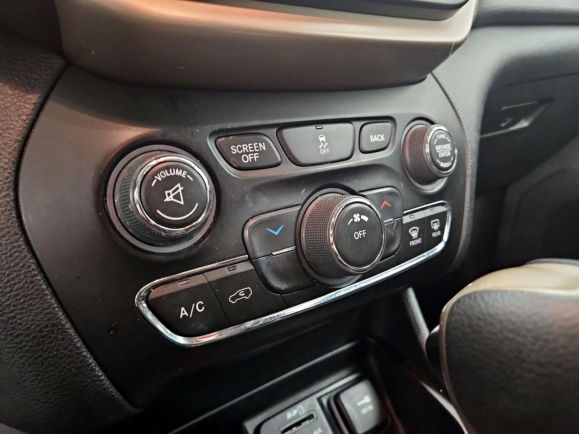 Thumbnail: 2016 Jeep Cherokee - 15
