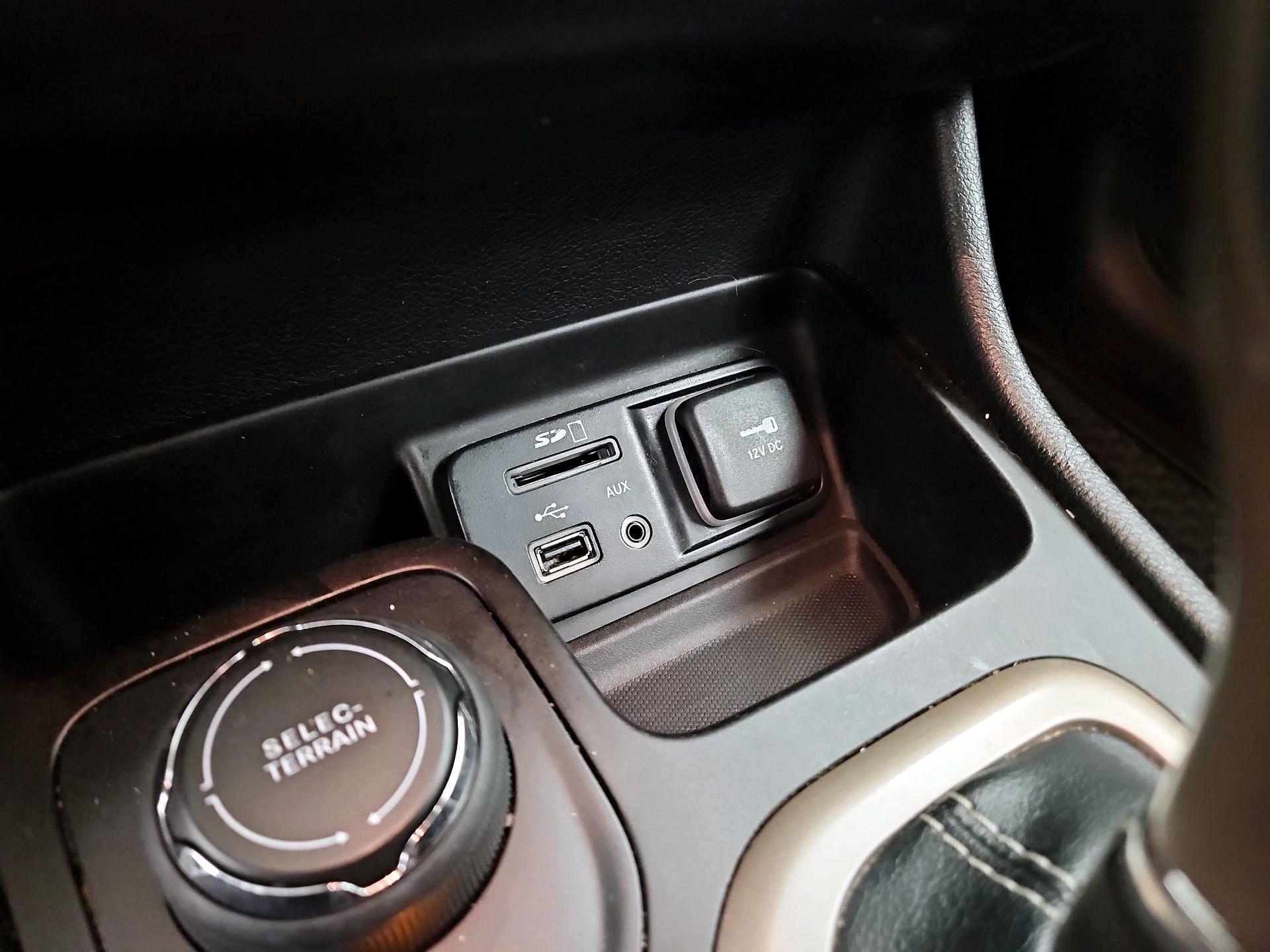 Thumbnail: 2016 Jeep Cherokee - 17