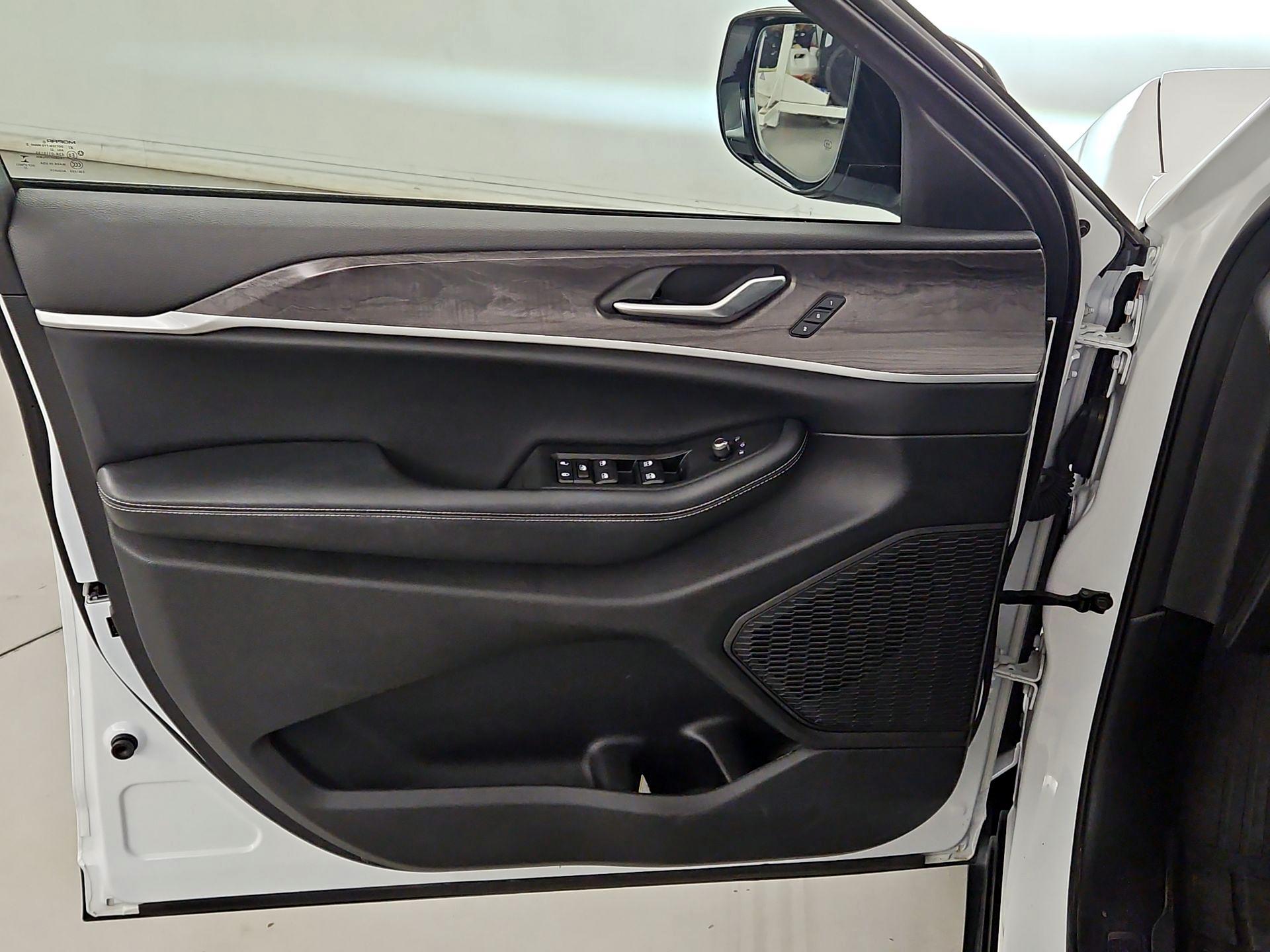 Thumbnail: 2023 Jeep Grand Cherokee L - 12