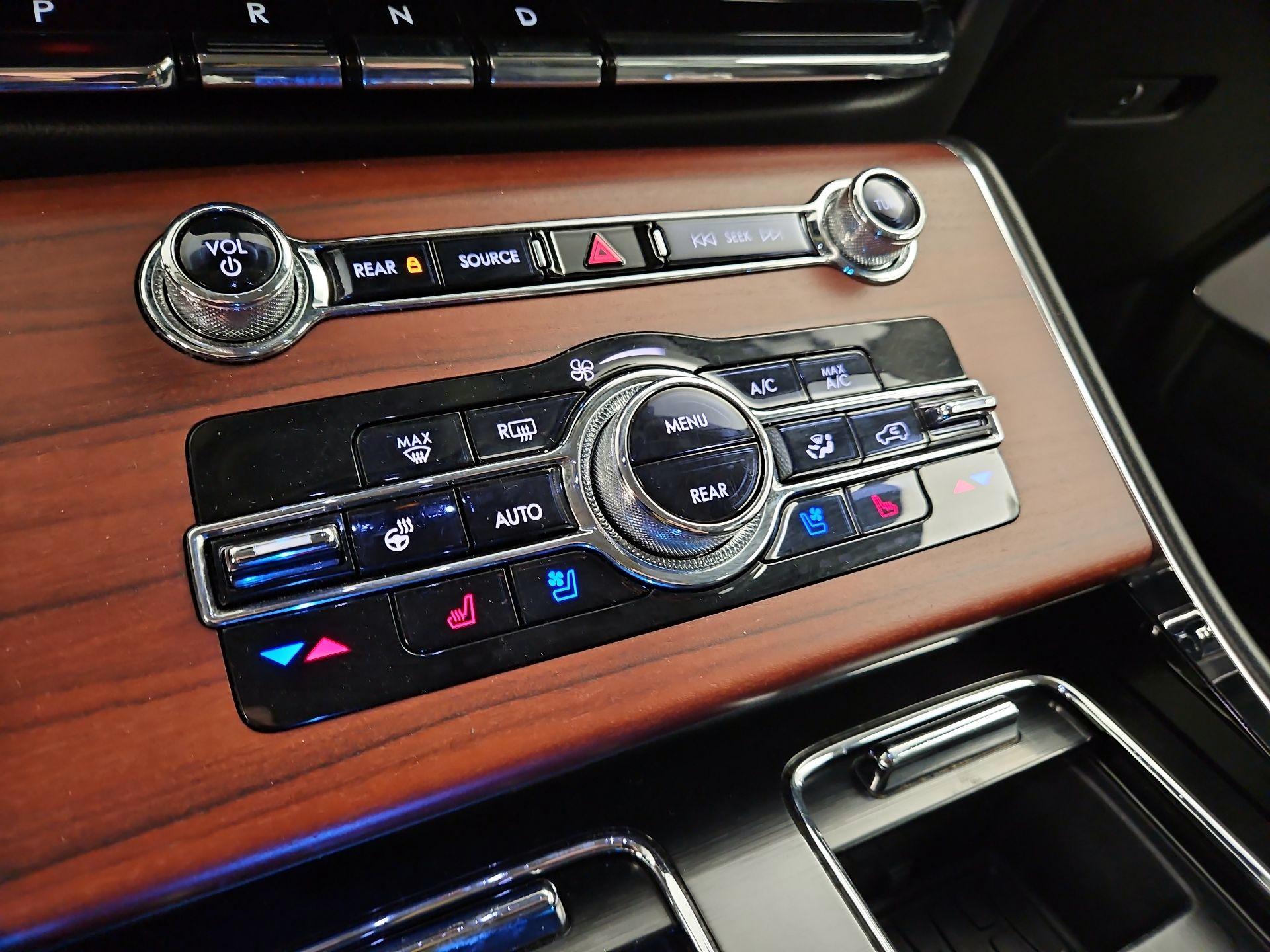 Thumbnail: 2021 Lincoln Aviator - 17