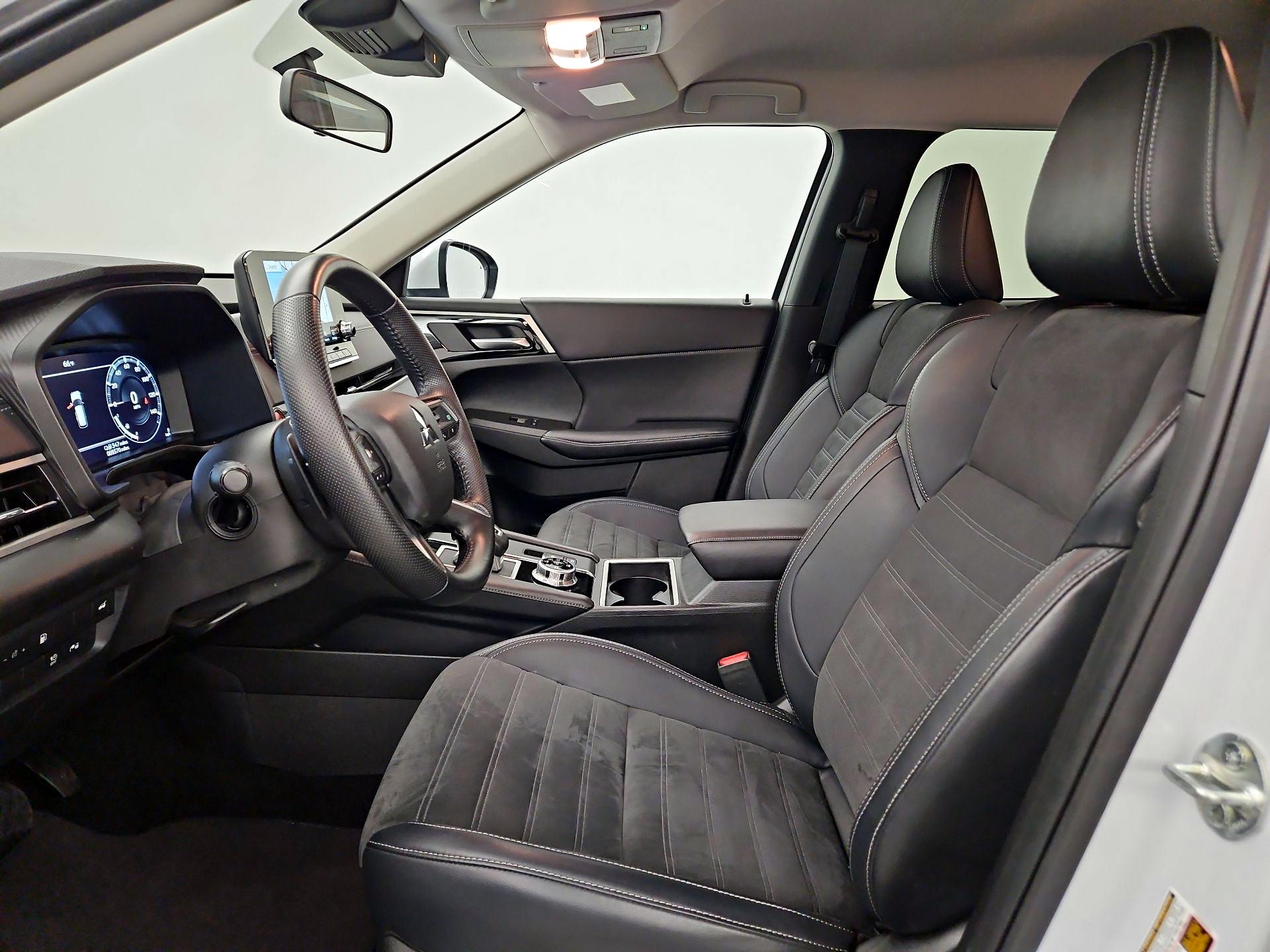 Thumbnail: 2023 Mitsubishi Outlander - 11