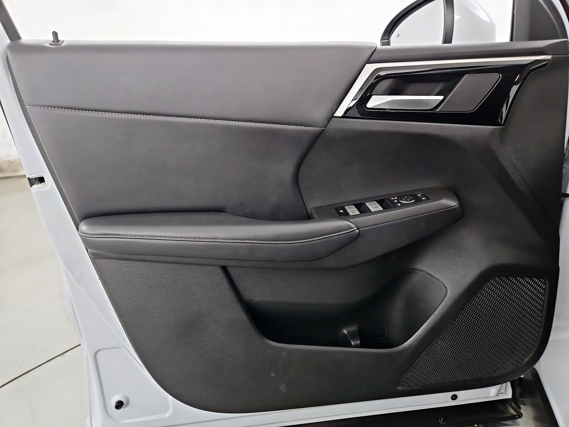 Thumbnail: 2023 Mitsubishi Outlander - 12