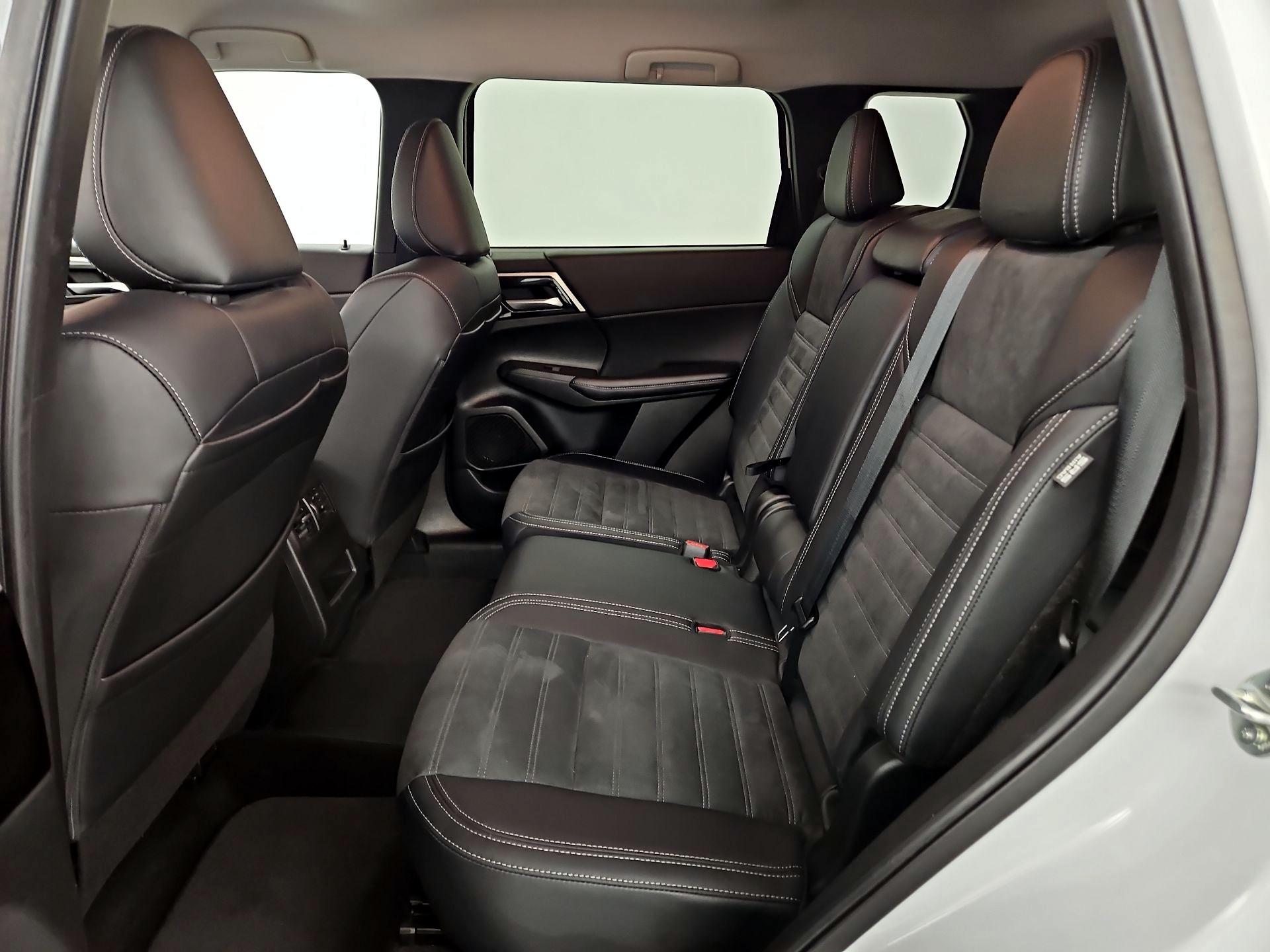 Thumbnail: 2023 Mitsubishi Outlander - 20