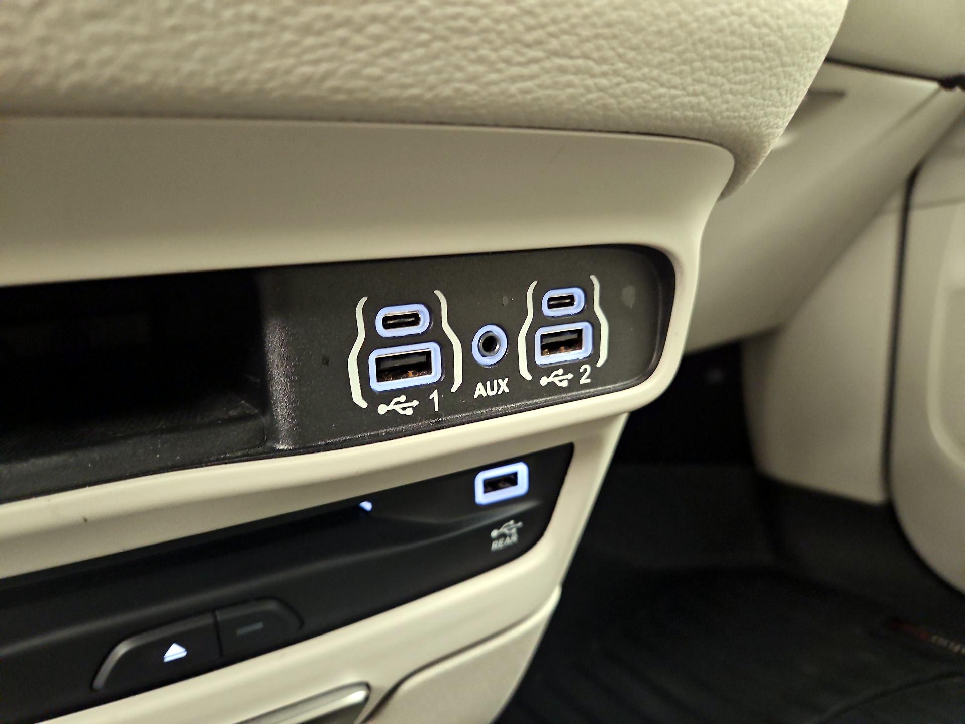 Thumbnail: 2021 Chrysler Pacifica - 18