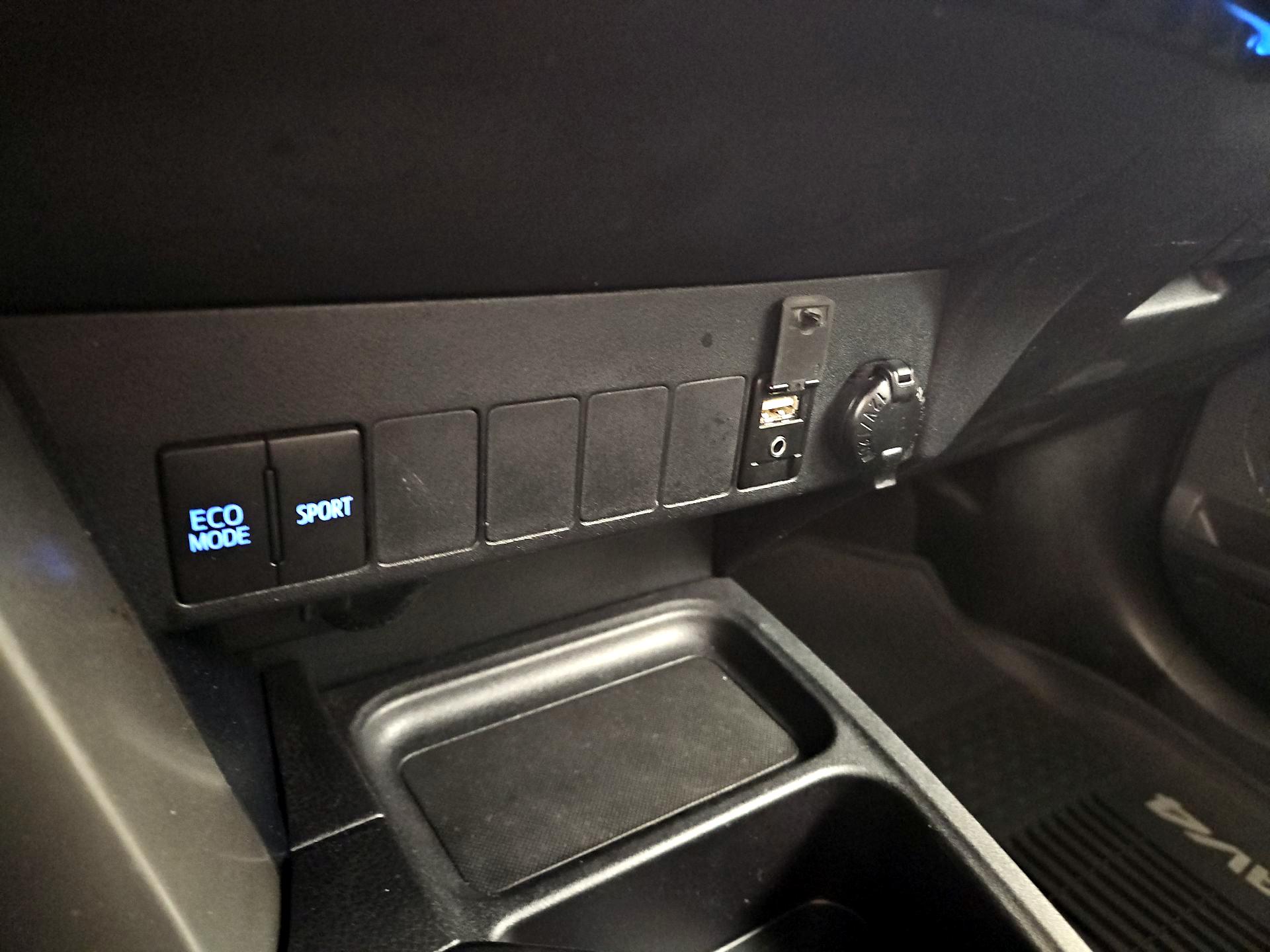 Thumbnail: 2018 Toyota RAV4 - 18