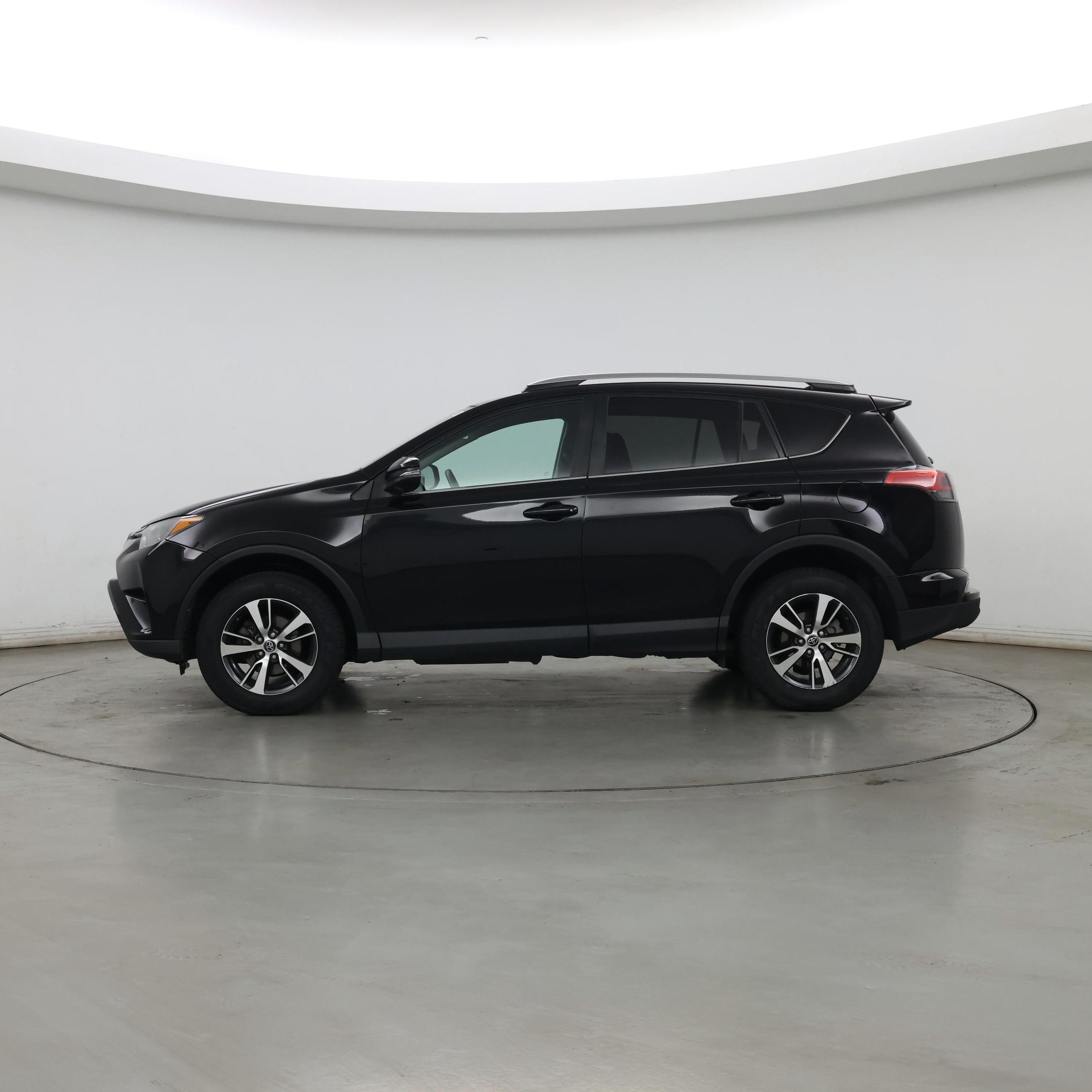 Thumbnail: 2018 Toyota RAV4 - 3