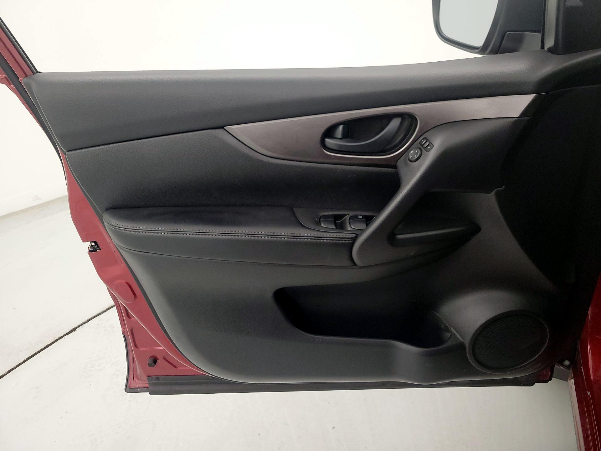 Thumbnail: 2020 Nissan Rogue Sport - 12