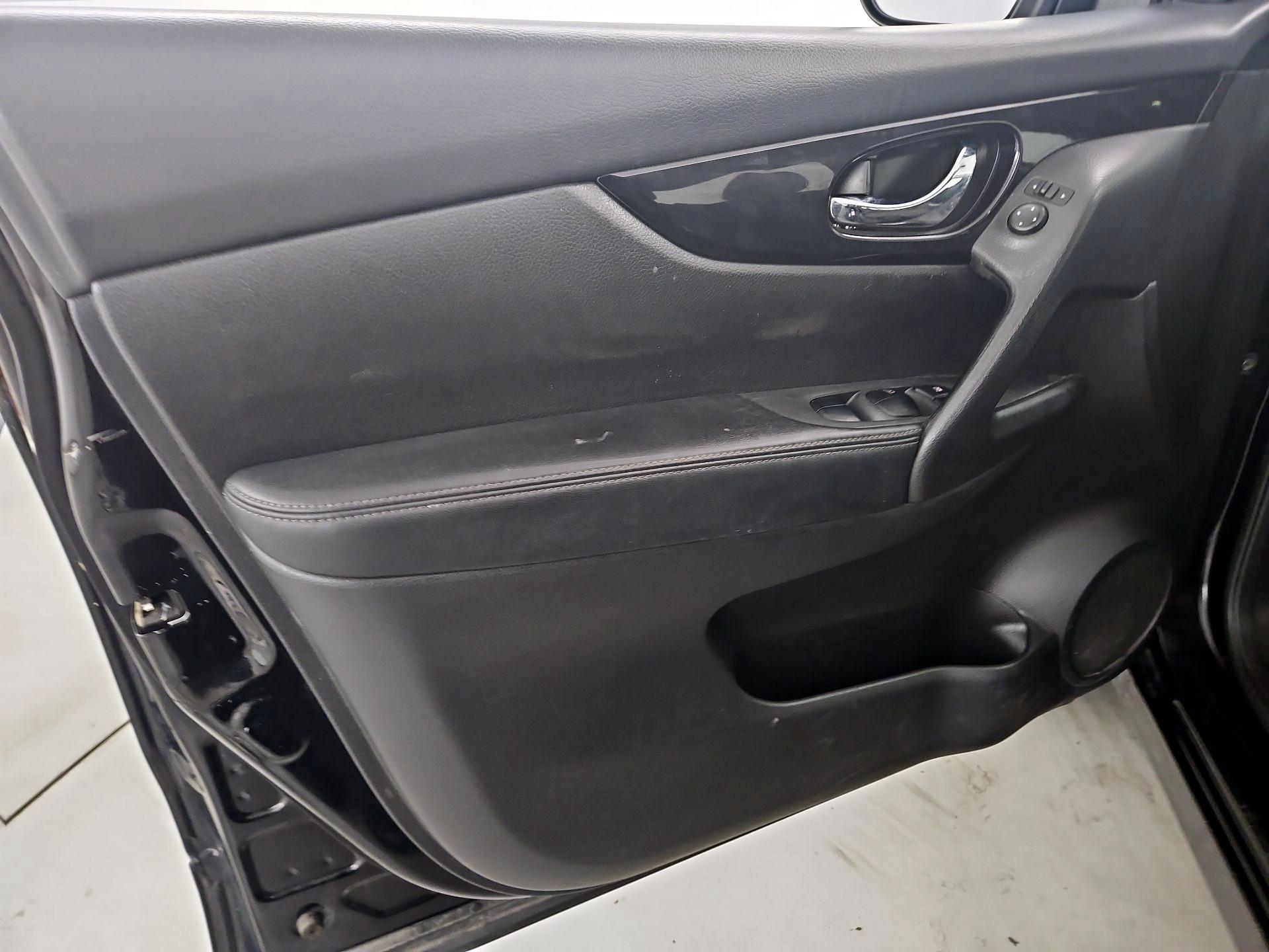 Thumbnail: 2018 Nissan Rogue Sport - 12