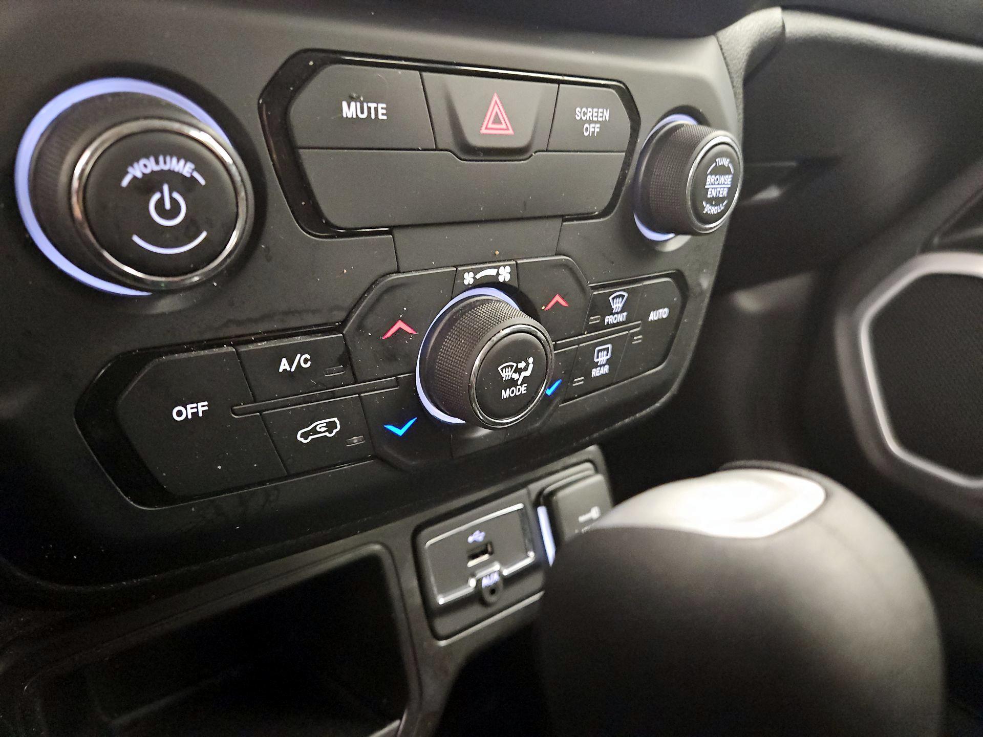 Thumbnail: 2020 Jeep Renegade - 16