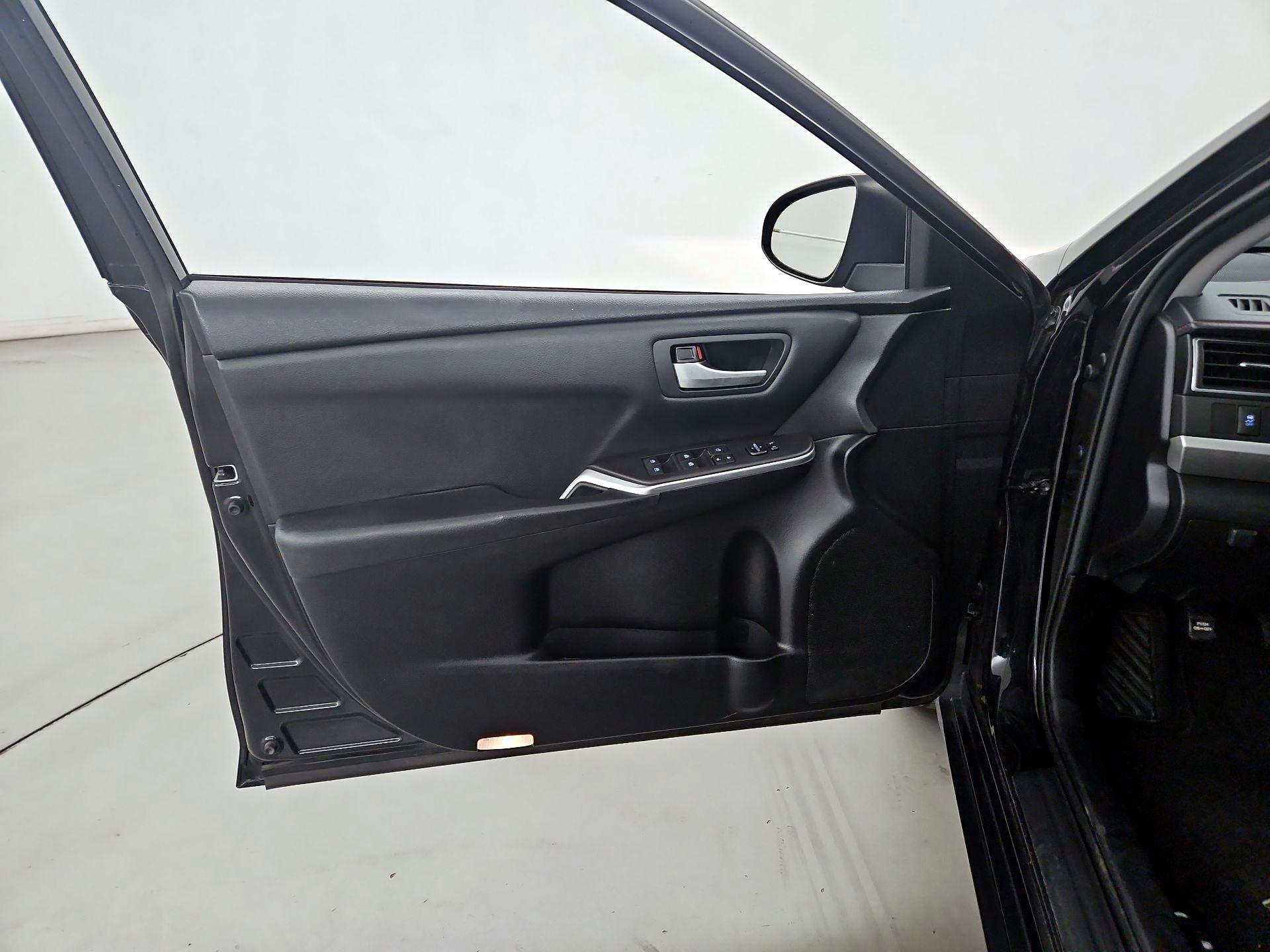 Thumbnail: 2016 Toyota Camry - 12