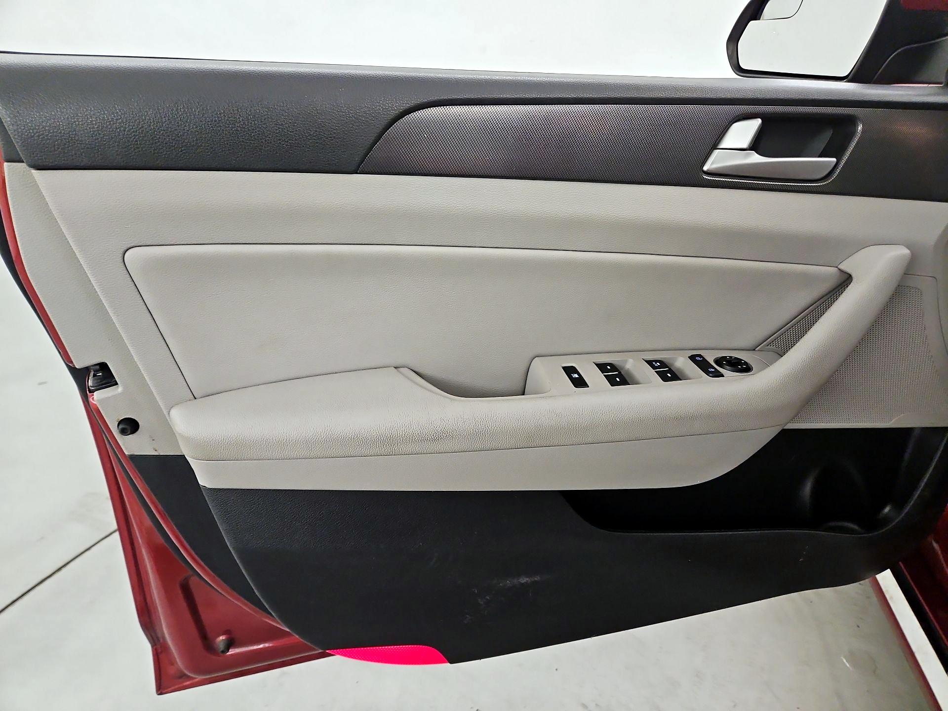 Thumbnail: 2016 Hyundai Sonata - 12