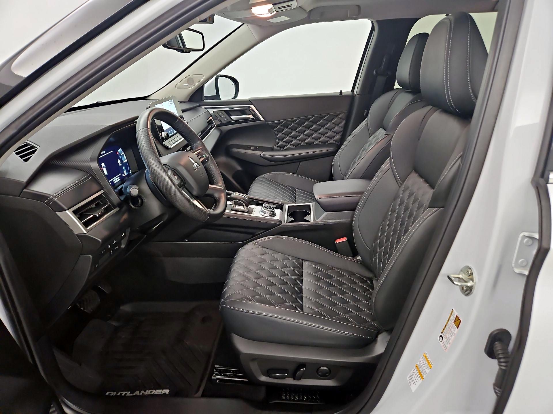 Thumbnail: 2023 Mitsubishi Outlander - 11