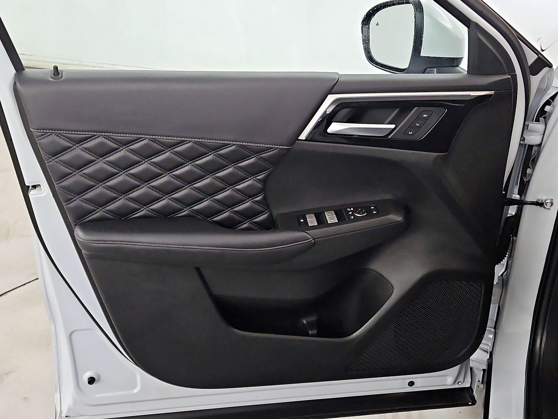 Thumbnail: 2023 Mitsubishi Outlander - 12