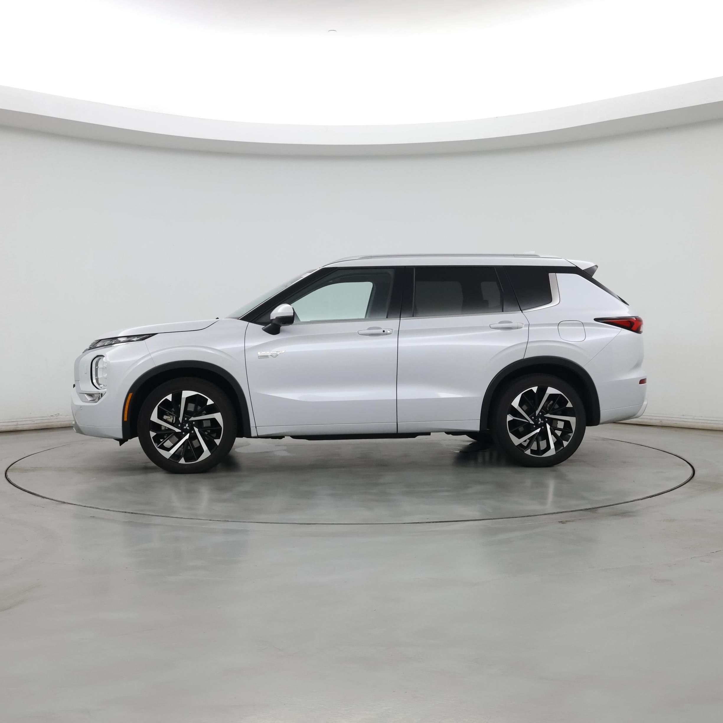 Thumbnail: 2023 Mitsubishi Outlander - 3