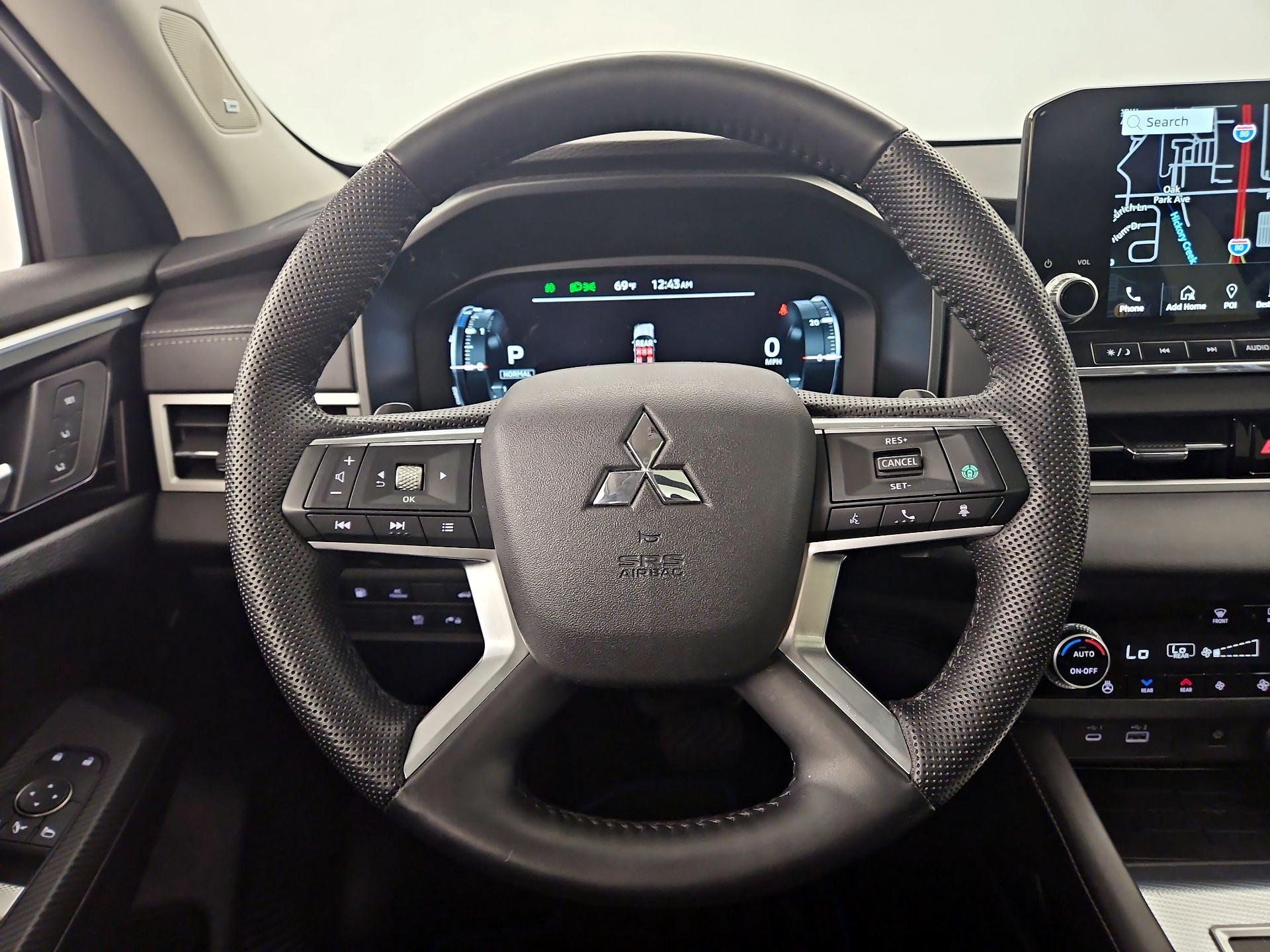 Thumbnail: 2023 Mitsubishi Outlander - 10