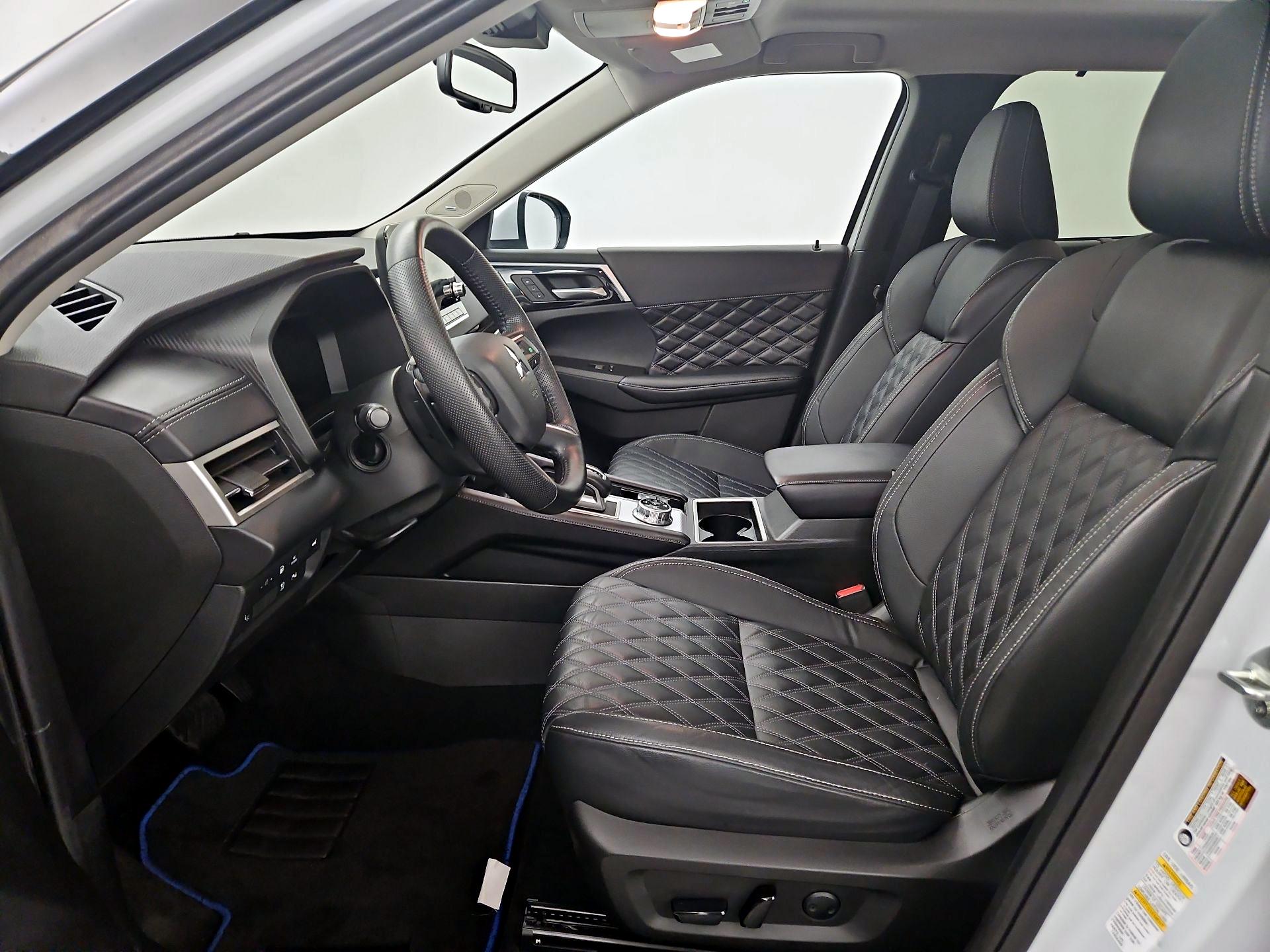 Thumbnail: 2023 Mitsubishi Outlander - 11