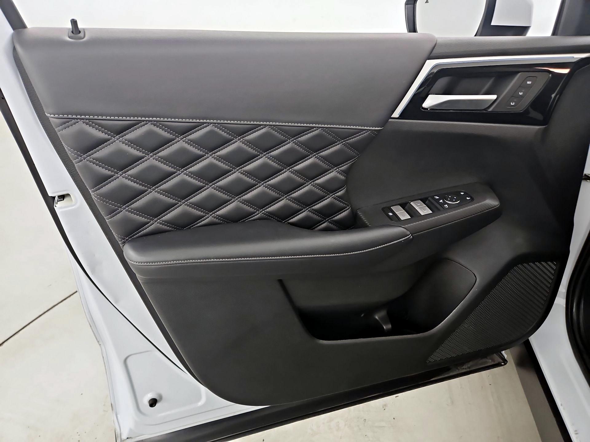 Thumbnail: 2023 Mitsubishi Outlander - 12