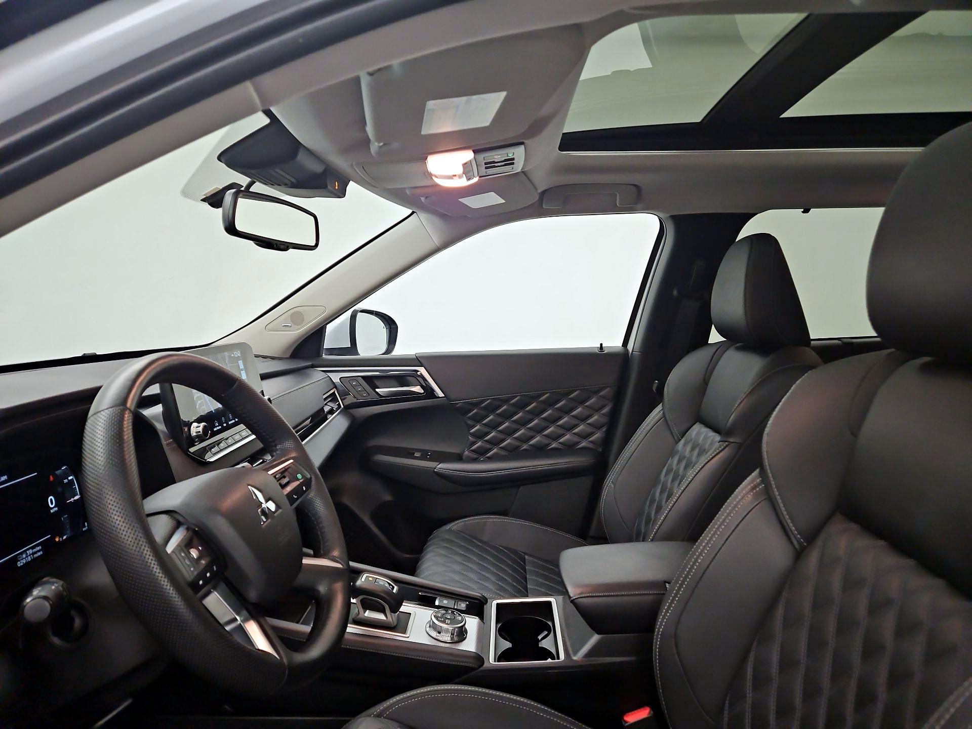 Thumbnail: 2023 Mitsubishi Outlander - 20