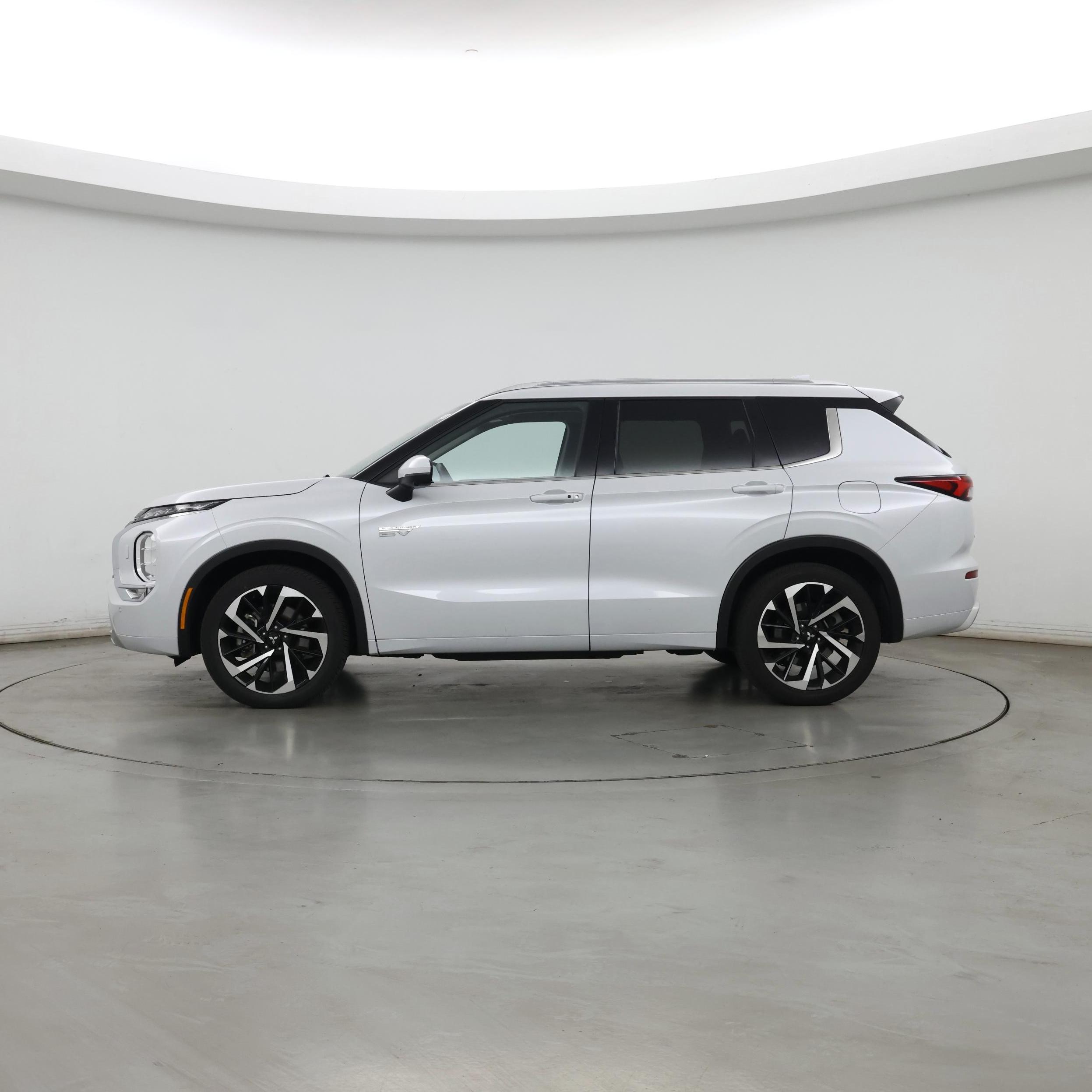 Thumbnail: 2023 Mitsubishi Outlander - 3