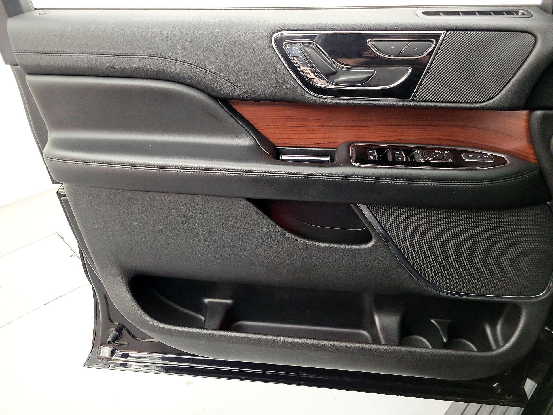 Thumbnail: 2021 Lincoln Navigator - 12