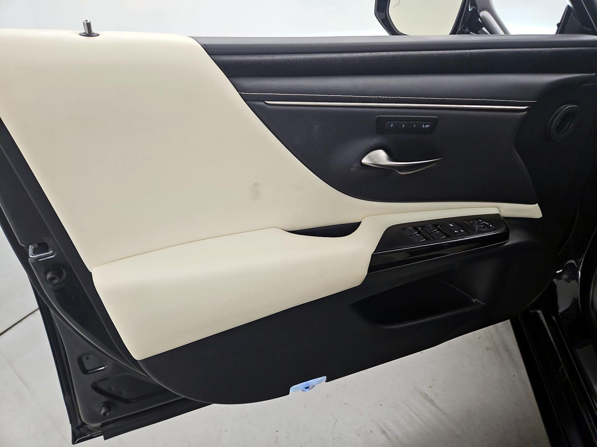 Thumbnail: 2022 Lexus ES - 12