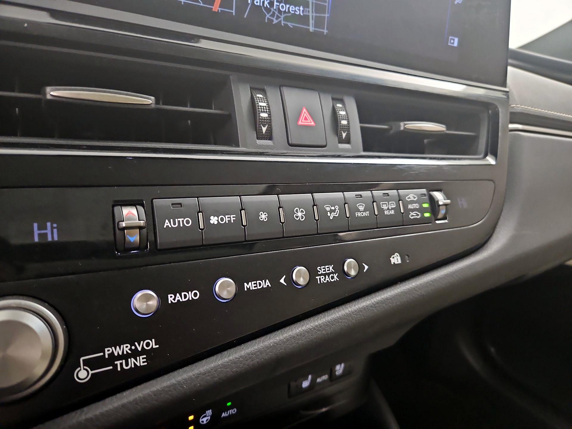 Thumbnail: 2022 Lexus ES - 17