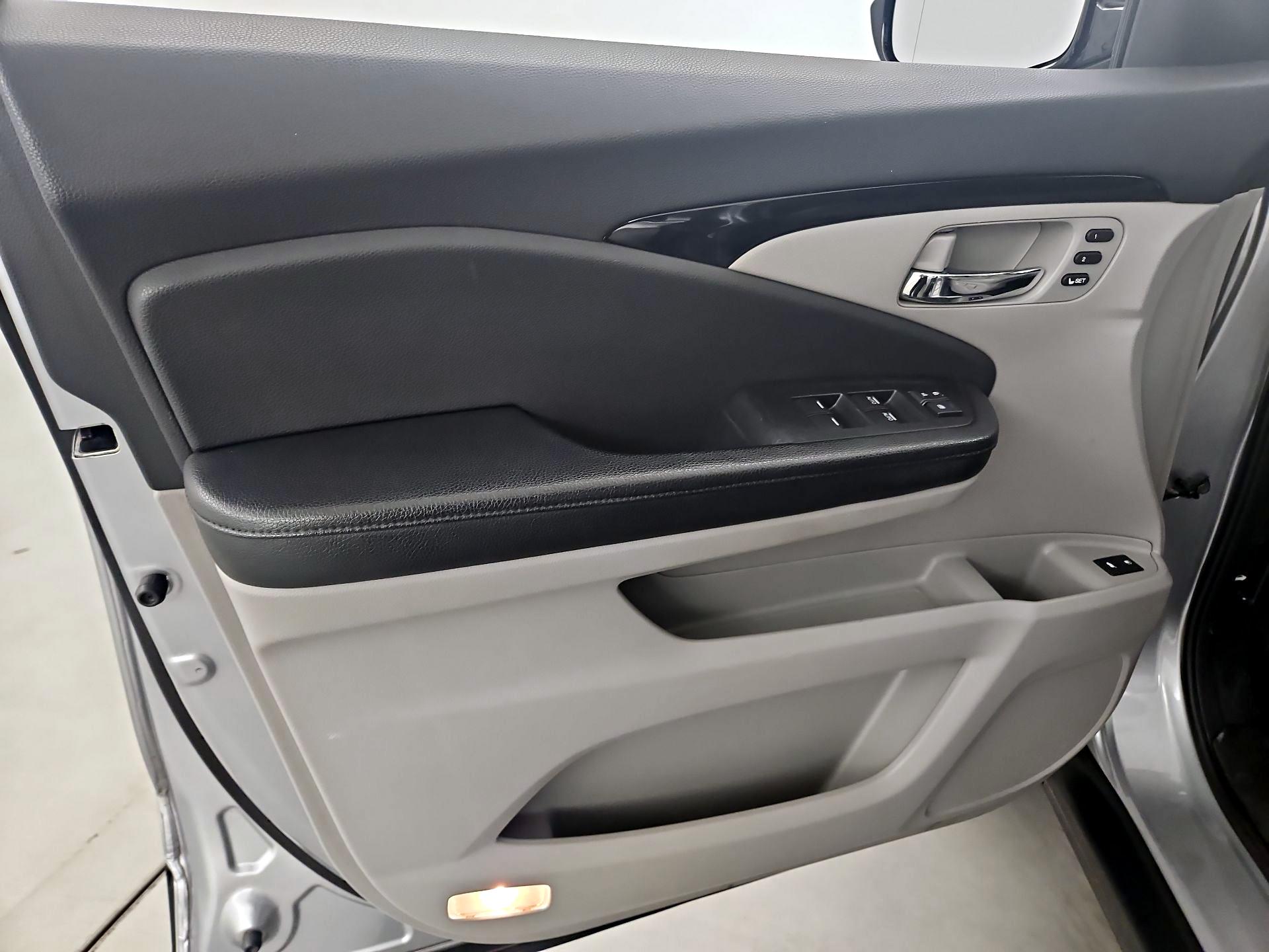 Thumbnail: 2016 Honda Pilot - 12