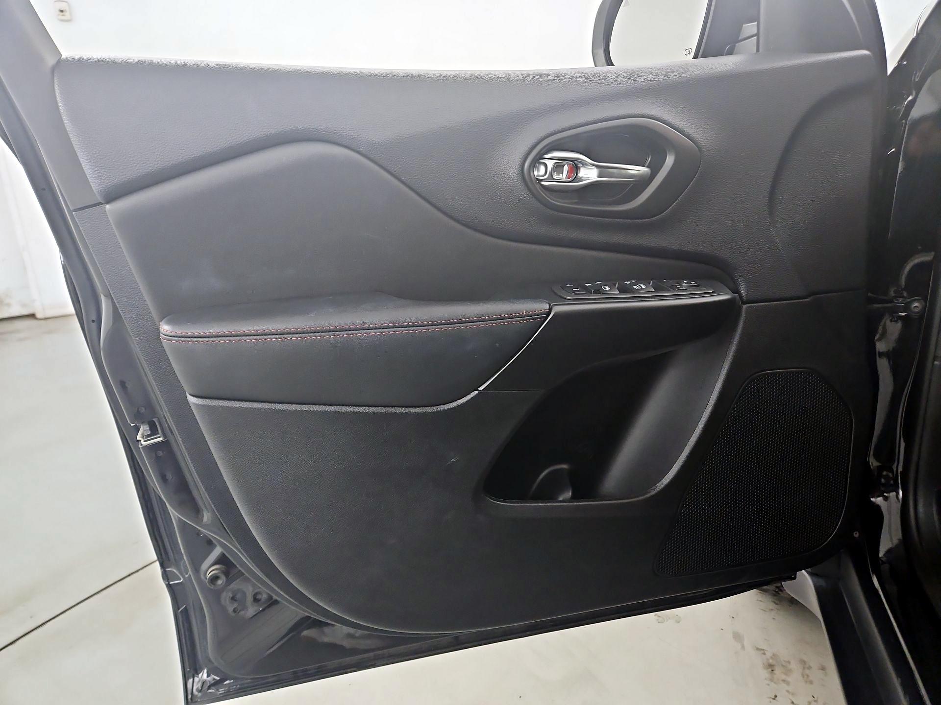 Thumbnail: 2022 Jeep Cherokee - 12