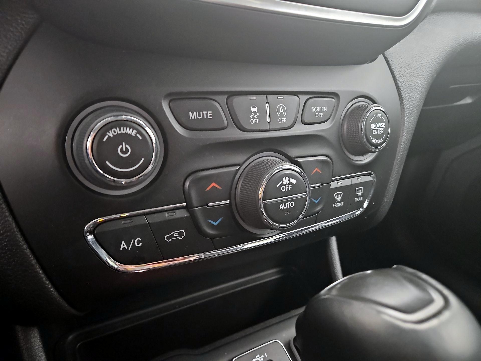 Thumbnail: 2022 Jeep Cherokee - 16