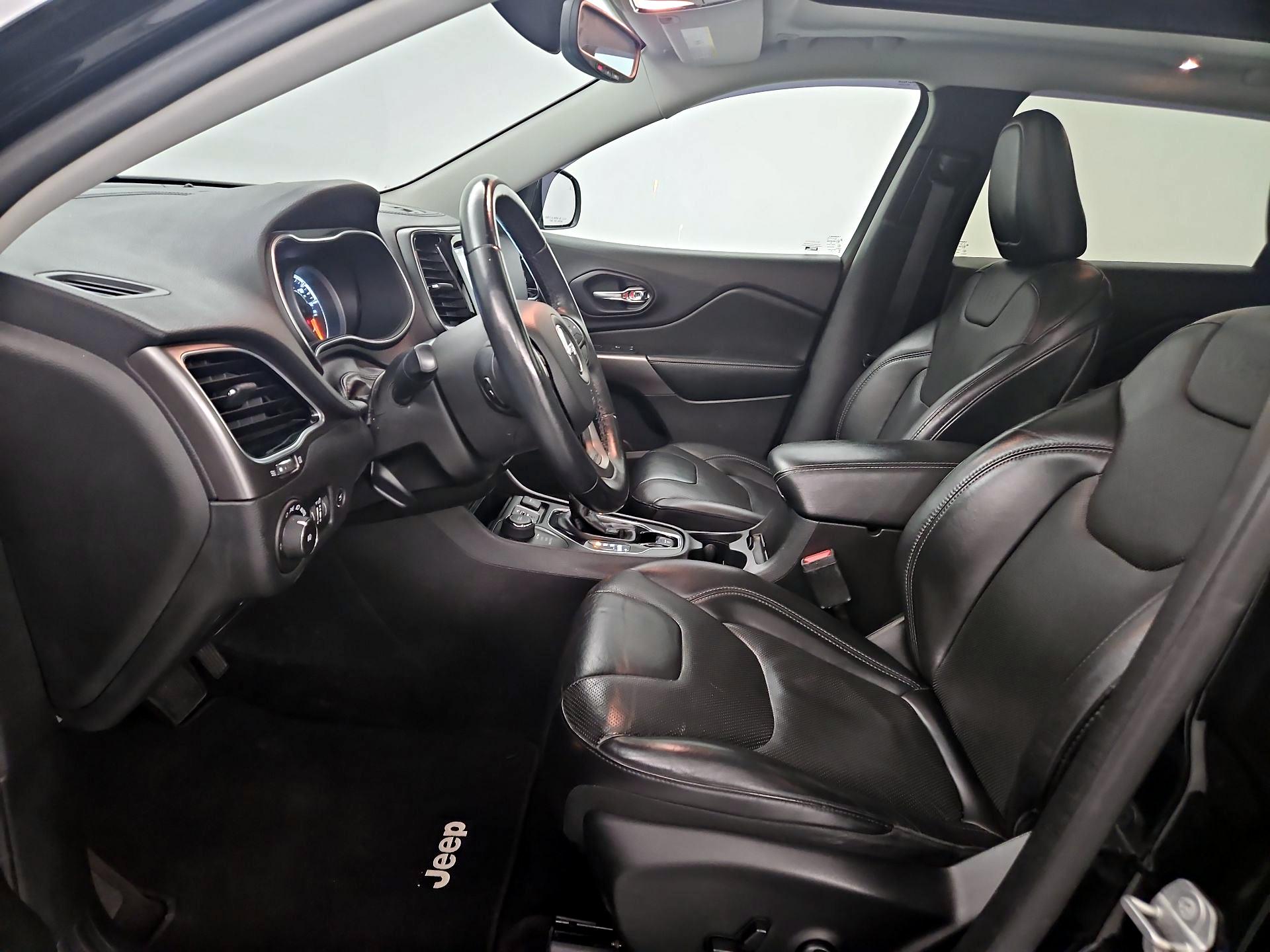 Thumbnail: 2019 Jeep Cherokee - 11