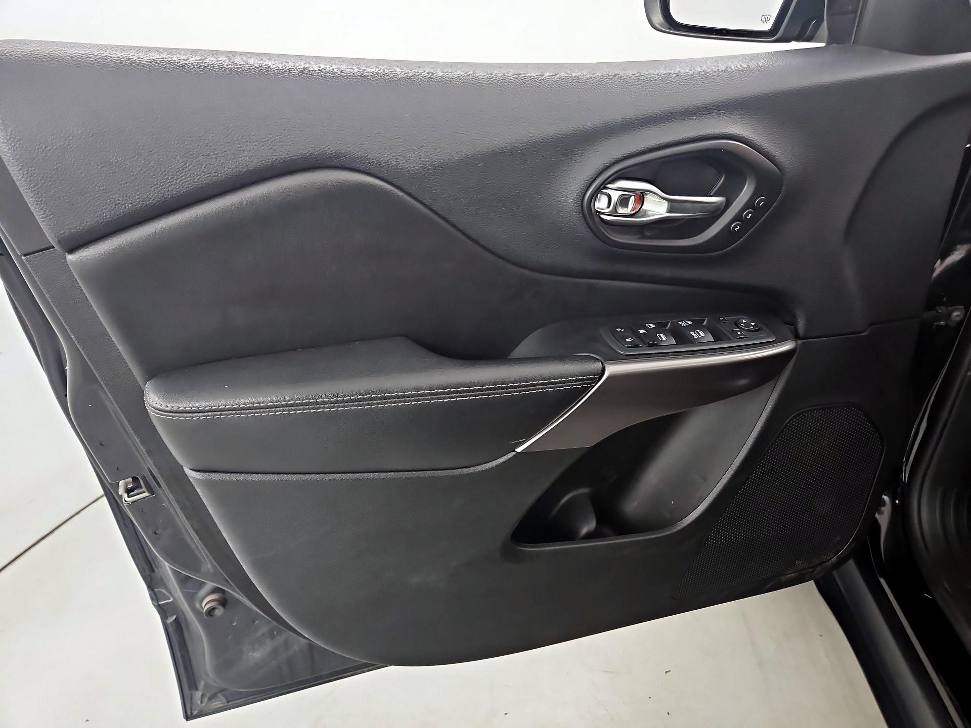 Thumbnail: 2019 Jeep Cherokee - 12