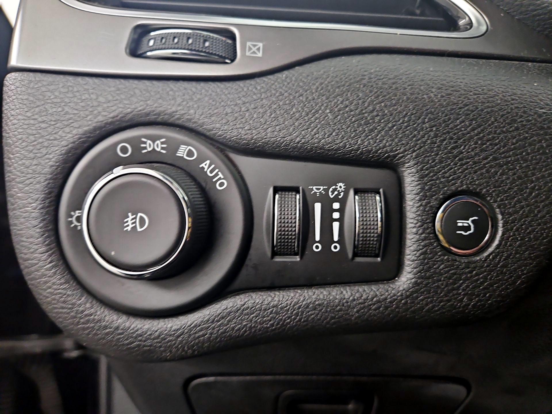 Thumbnail: 2019 Jeep Cherokee - 13