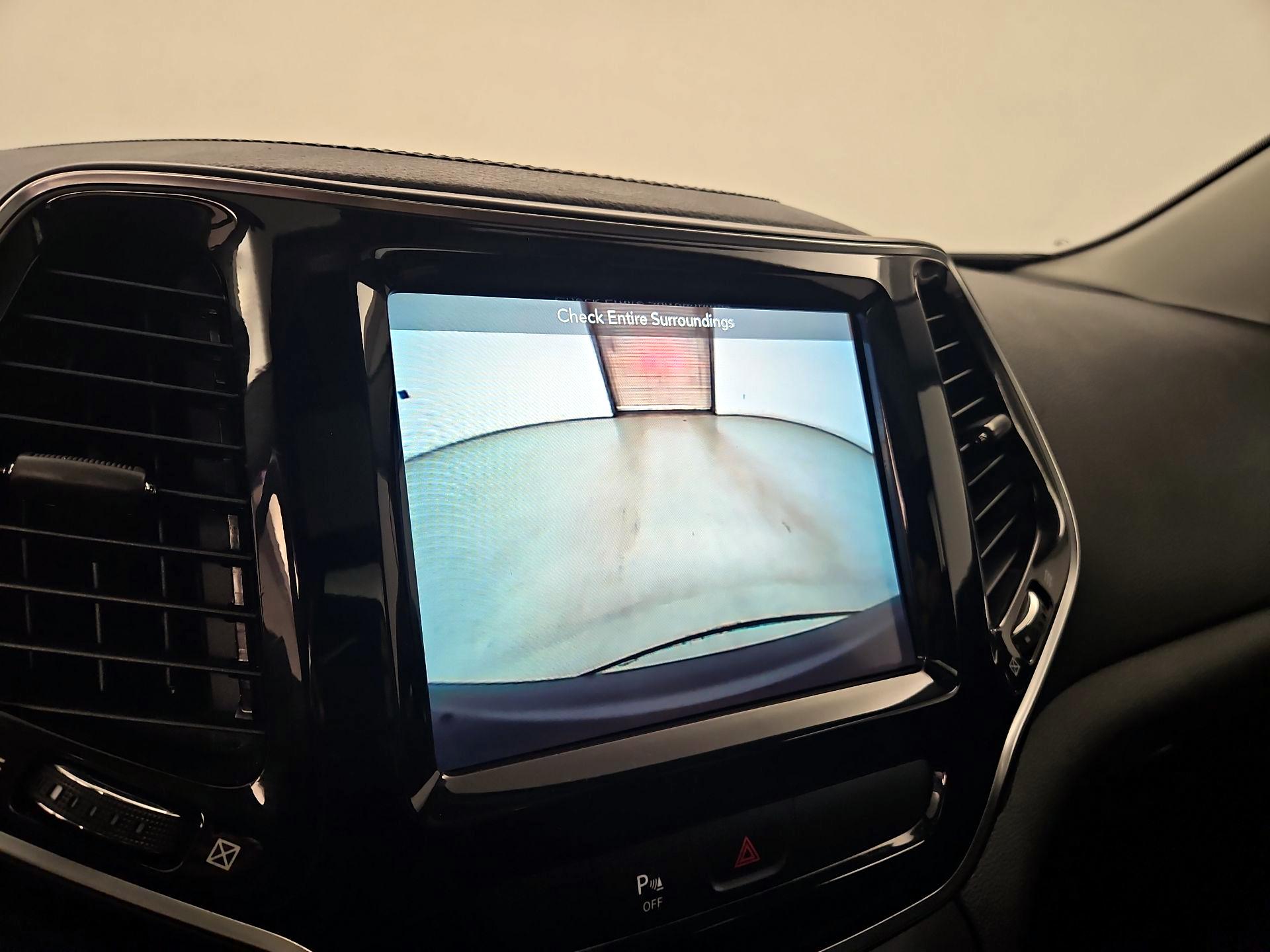 Thumbnail: 2019 Jeep Cherokee - 15